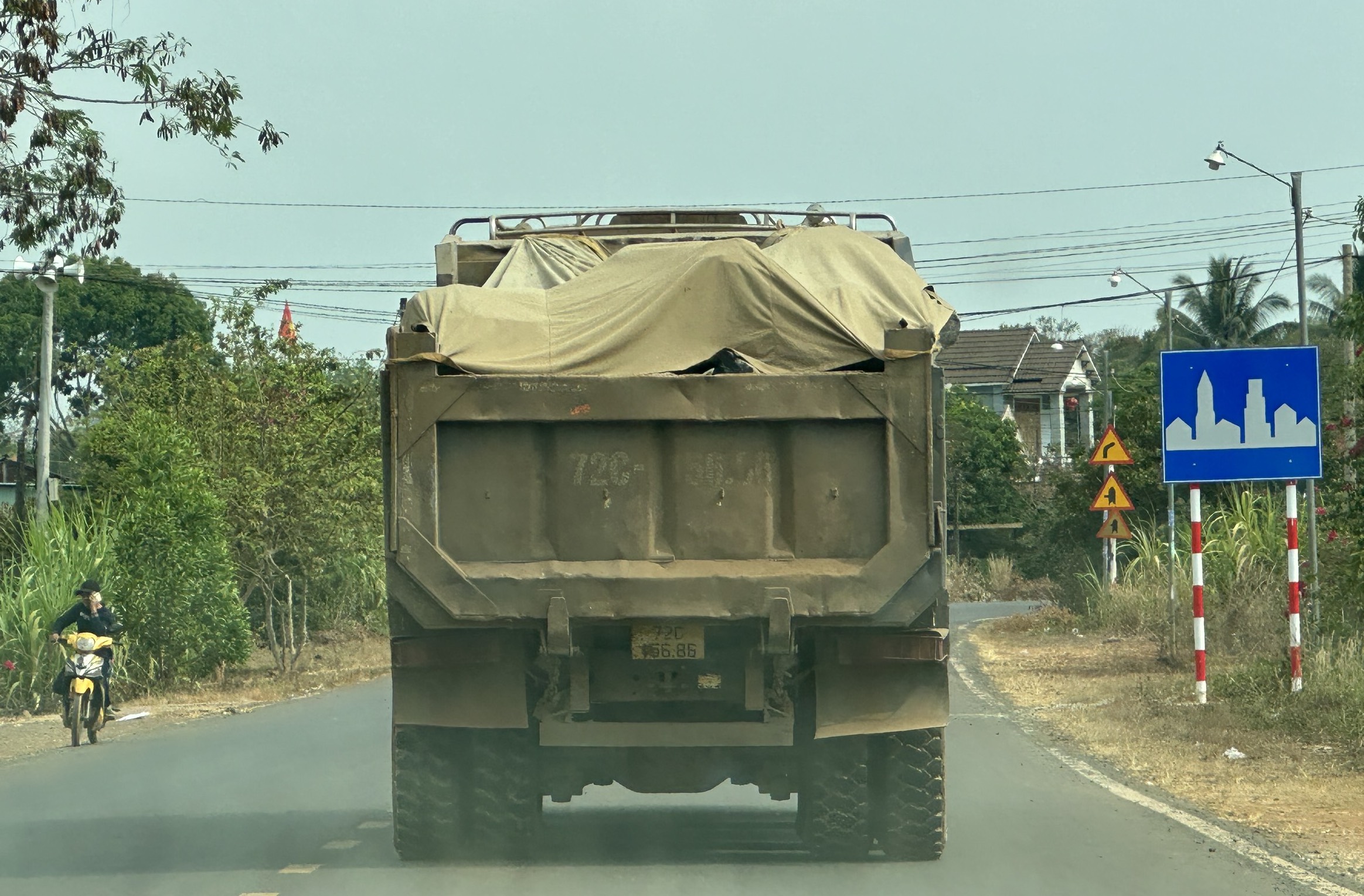Rầm rộ khai thác đá bazan trái phép ở Bình Phước, xe chở quá tải như chốn không người- Ảnh 4. Rầm rộ khai thác đá bazan trái phép ở Bình Phước, xe chở quá tải như chốn không người- Ảnh 4.