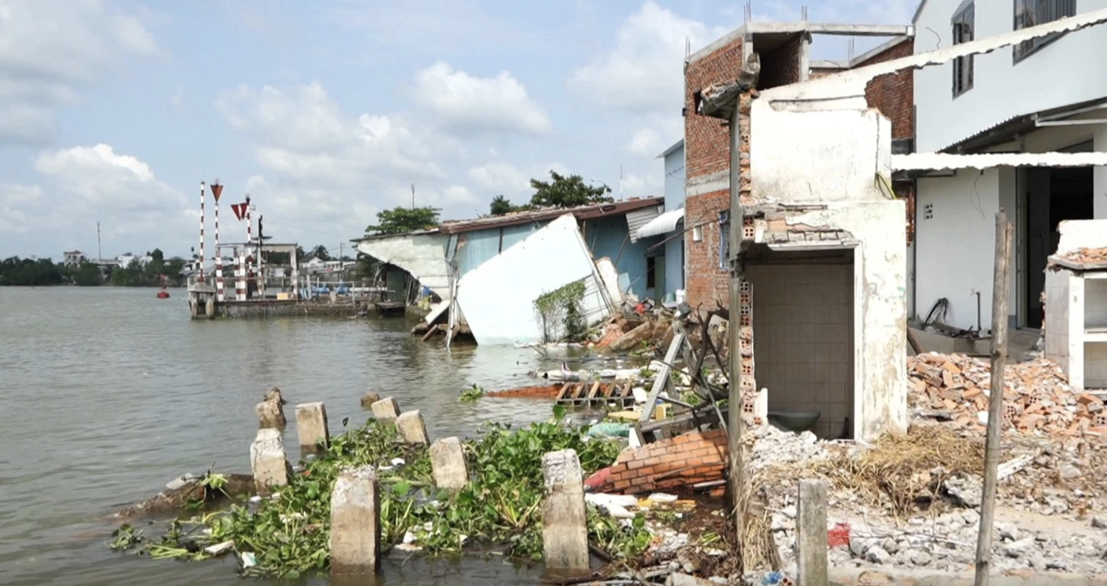 Đ&ecirc; ngăn triều sạt lở, uy hiếp gần trăm hộ d&acirc;n ở Tr&agrave; Vinh ngay s&aacute;t Tết- Ảnh 1.