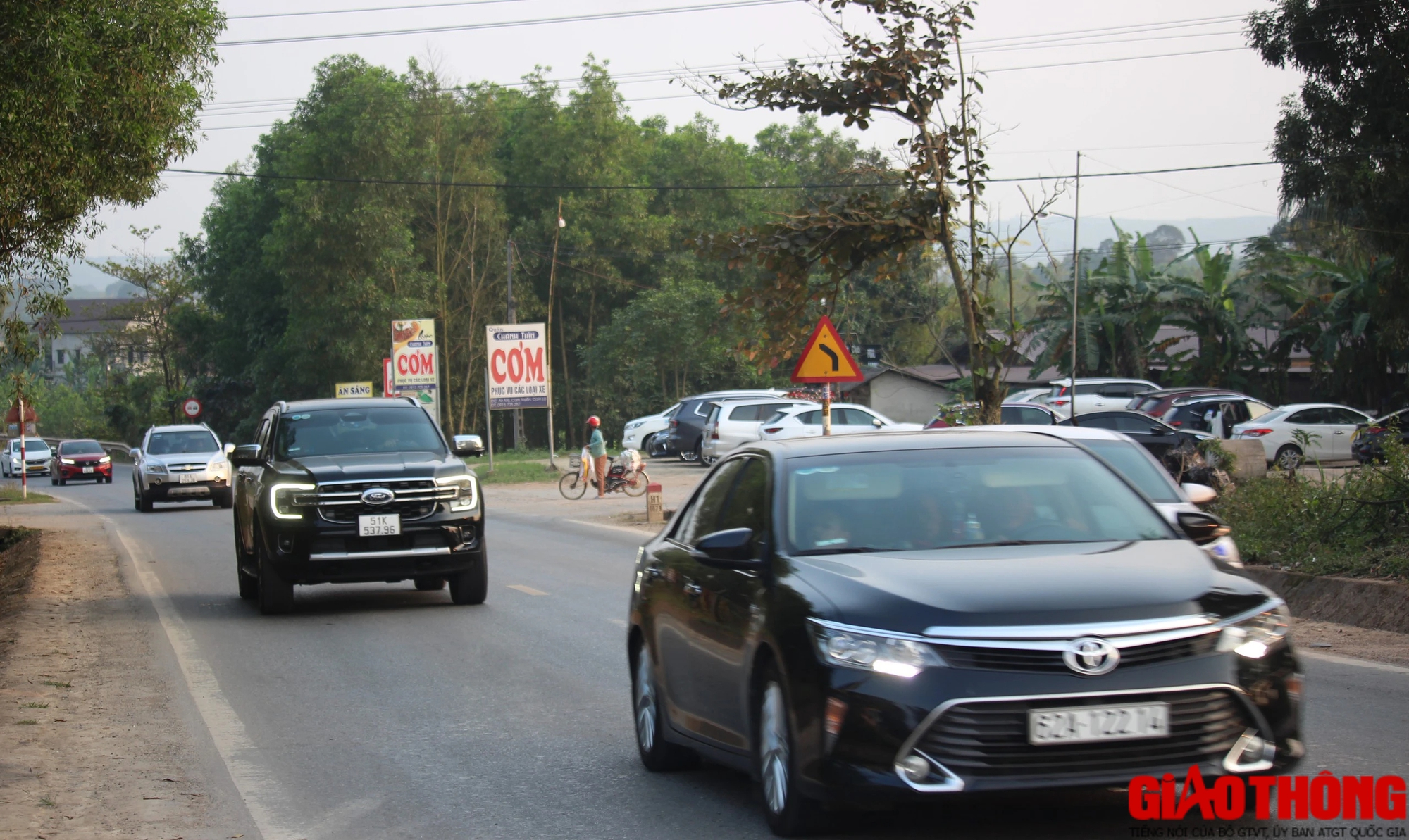 Cao tốc Cam Lộ - La Sơn nườm nượp xe cộ nối đu&ocirc;i di chuyển về qu&ecirc; ăn Tết- Ảnh 11.