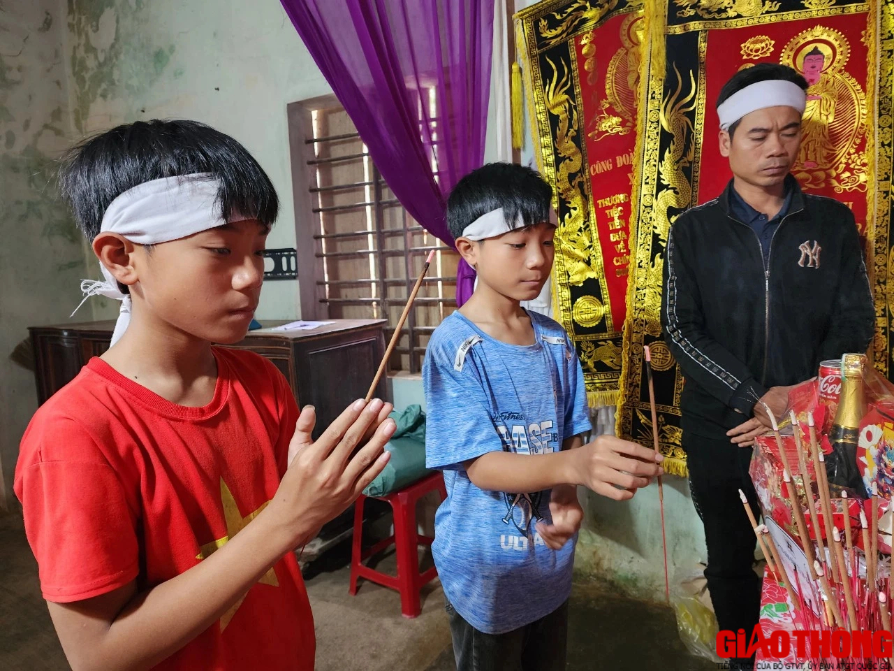 Mẹ bỏ đi, hai đứa trẻ bấu v&iacute;u &ocirc;ng b&agrave; nội gi&agrave; yếu khi bố mất v&igrave; TNGT- Ảnh 1.