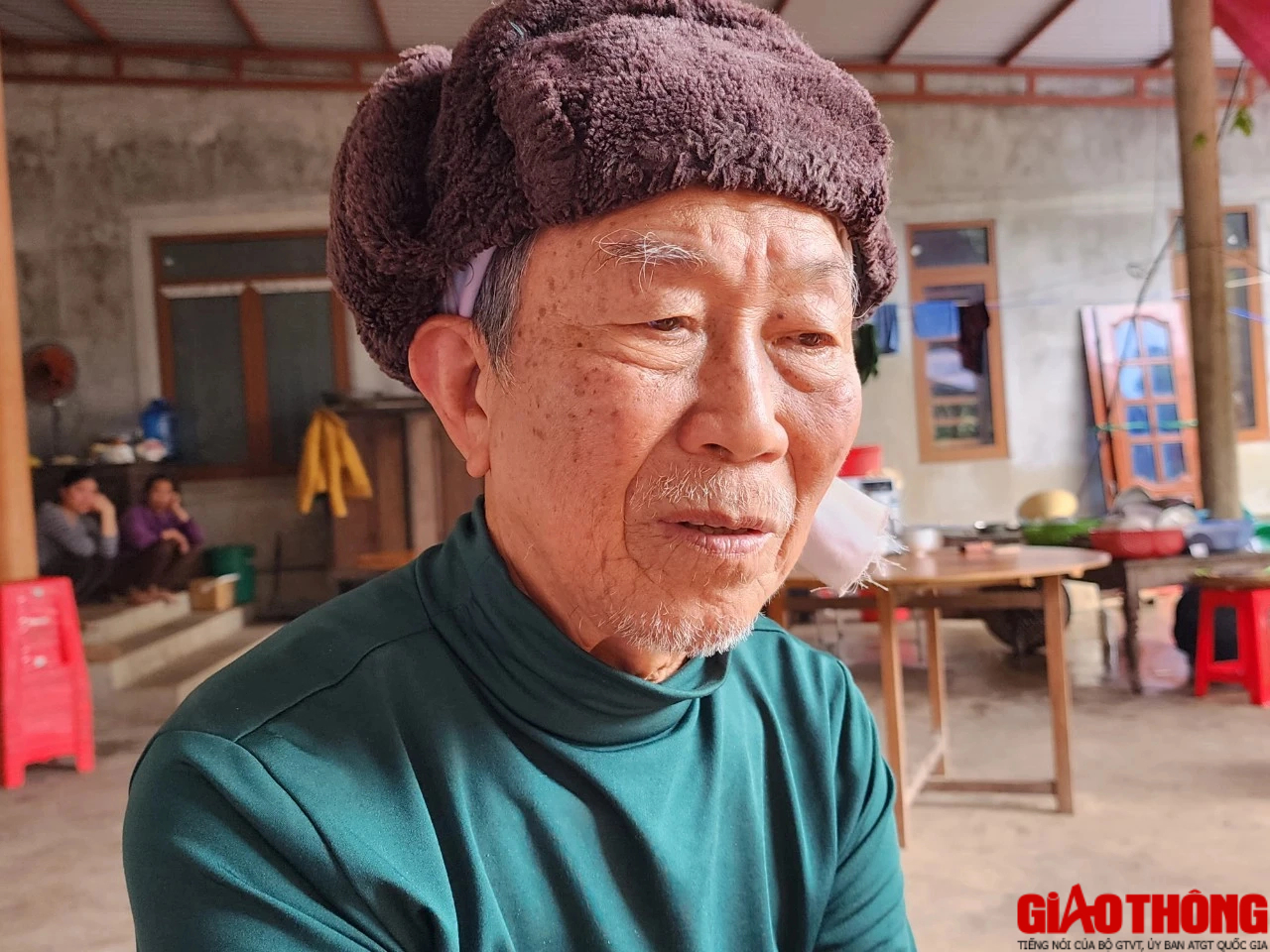 Mẹ bỏ đi, hai đứa trẻ bấu v&iacute;u &ocirc;ng b&agrave; nội gi&agrave; yếu khi bố mất v&igrave; TNGT- Ảnh 3.