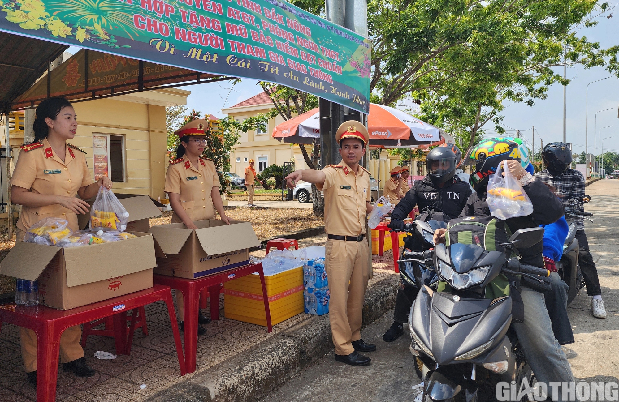 Đắk N&ocirc;ng: CSGT luộc khoai, bắp tiếp sức cho người d&acirc;n về qu&ecirc; đ&oacute;n Tết- Ảnh 2.