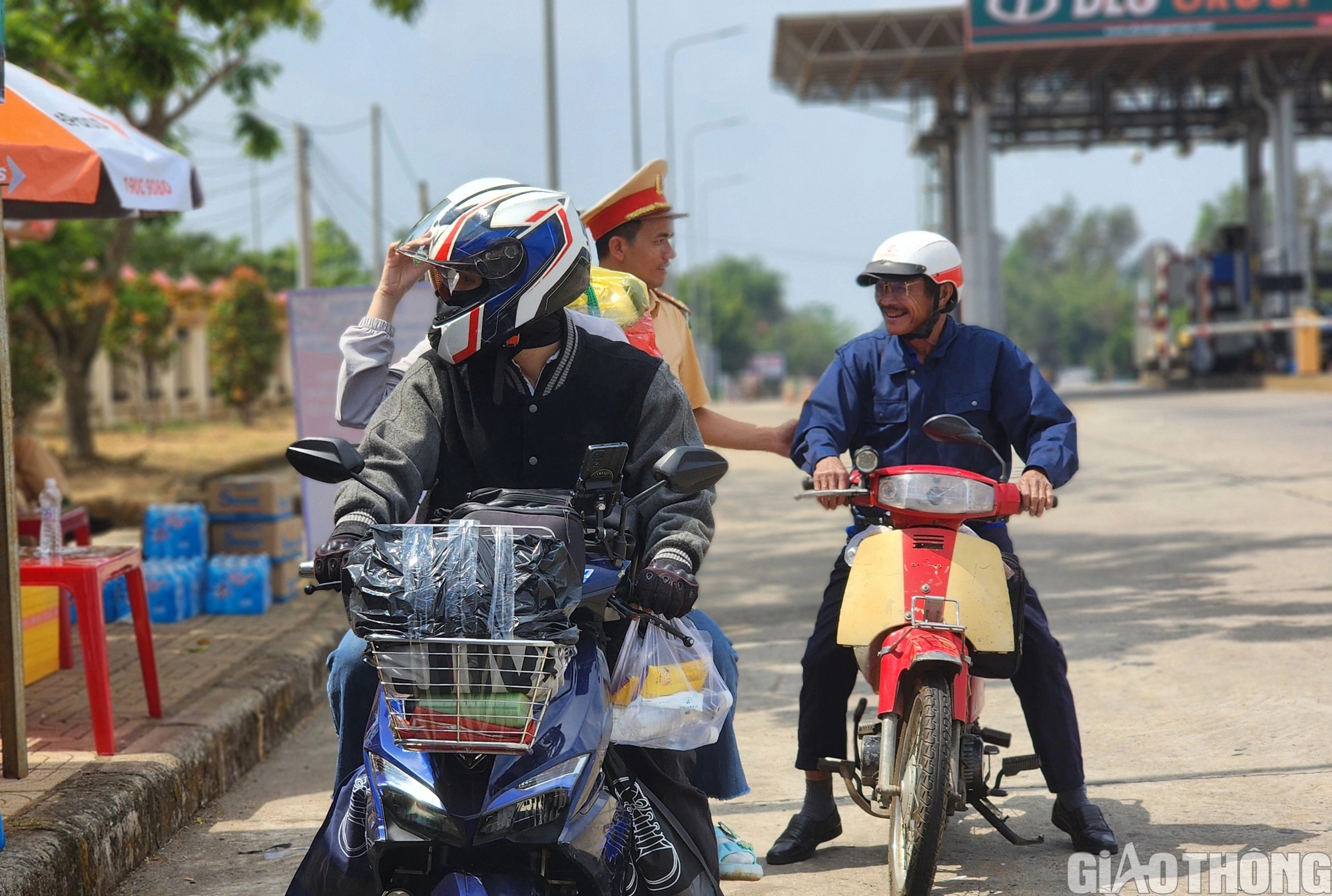 Đắk N&ocirc;ng: CSGT luộc khoai, bắp tiếp sức cho người d&acirc;n về qu&ecirc; đ&oacute;n Tết- Ảnh 6.