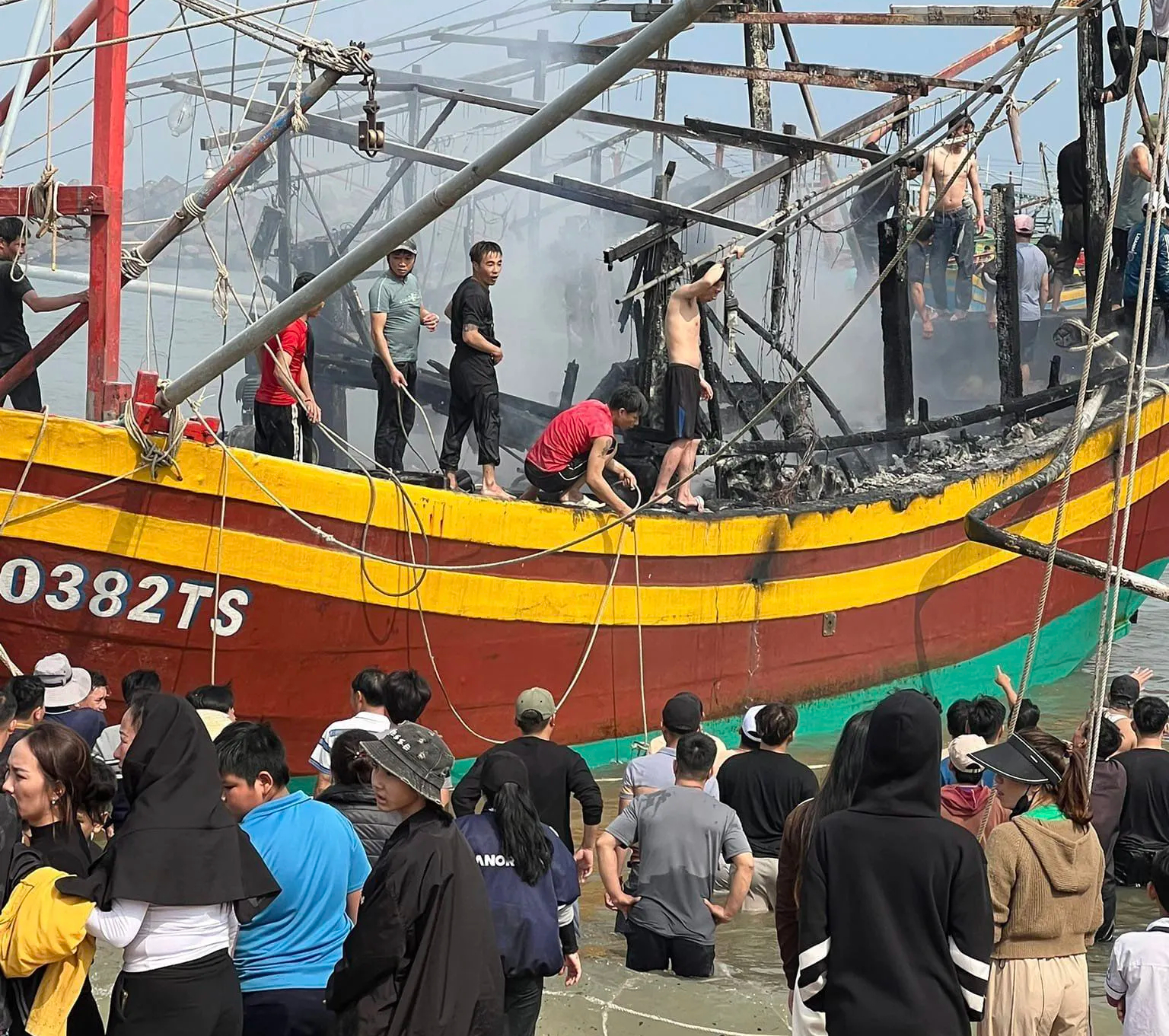 Đang neo đậu tr&ecirc;n cảng, t&agrave;u c&aacute; bỗng nhi&ecirc;n bốc ch&aacute;y dữ dội - Ảnh 1.