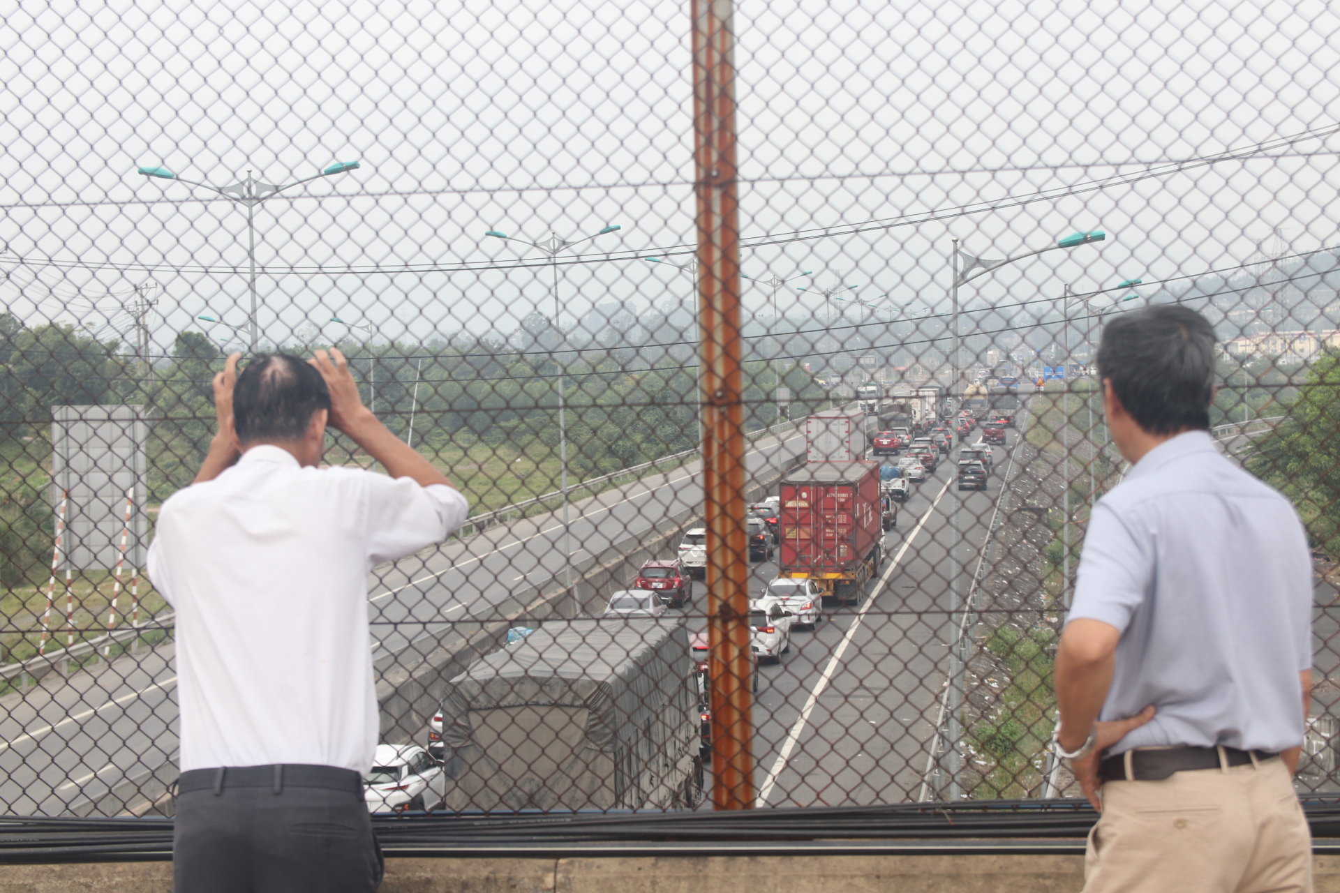 &Ocirc; t&ocirc; nối đu&ocirc;i nhau, lối ra cao tốc Đ&agrave; Nẵng &ndash; Quảng Ng&atilde;i &ugrave;n tắc trầm trọng- Ảnh 4.