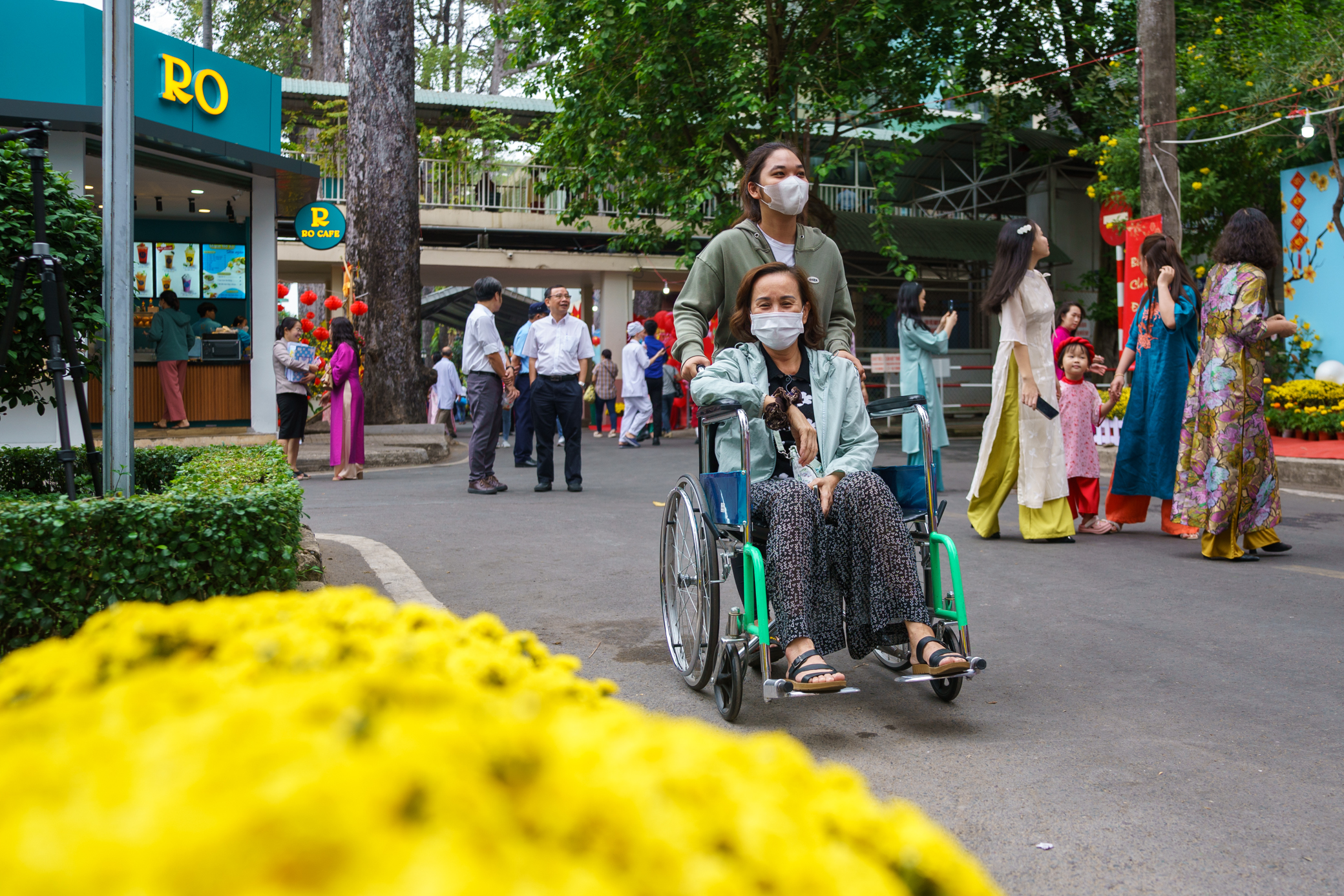 Nghìn người dạo chơi ở đường xuân đặc biệt trong bệnh viện Chợ Rẫy- Ảnh 8. Nghìn người dạo chơi ở đường xuân đặc biệt trong bệnh viện Chợ Rẫy- Ảnh 8.