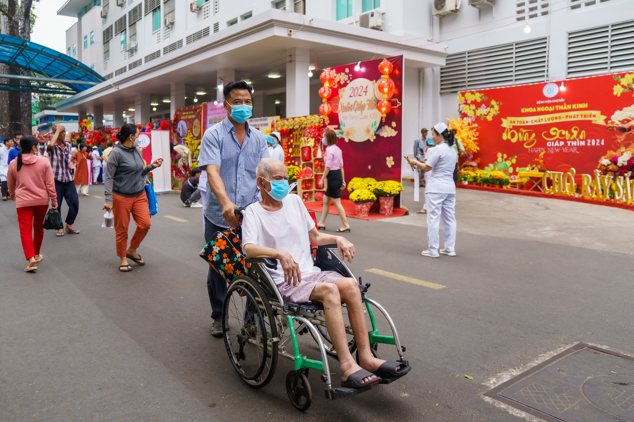 Nghìn người dạo chơi ở đường xuân đặc biệt trong bệnh viện Chợ Rẫy- Ảnh 1. Nghìn người dạo chơi ở đường xuân đặc biệt trong bệnh viện Chợ Rẫy- Ảnh 1.