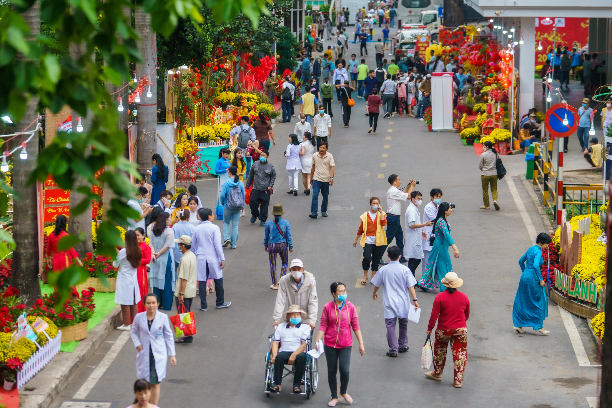 Nghìn người dạo chơi ở đường xuân đặc biệt trong bệnh viện Chợ Rẫy- Ảnh 2. Nghìn người dạo chơi ở đường xuân đặc biệt trong bệnh viện Chợ Rẫy- Ảnh 2.