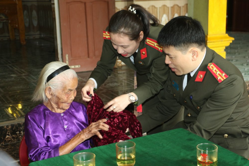 C&ocirc;ng an Nghệ An thăm v&agrave; tặng qu&agrave; c&aacute;c ho&agrave;n cảnh kh&oacute; khăn dịp Tết đến xu&acirc;n về- Ảnh 1.