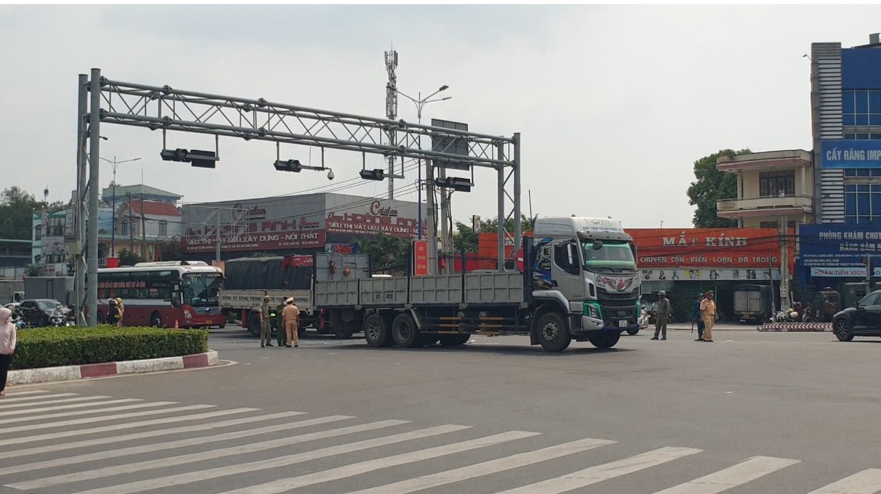 Tr&ecirc;n đường về qu&ecirc; ăn Tết, xe m&aacute;y va chạm &ocirc; t&ocirc; tải, em tử vong, chị bị thương- Ảnh 1.