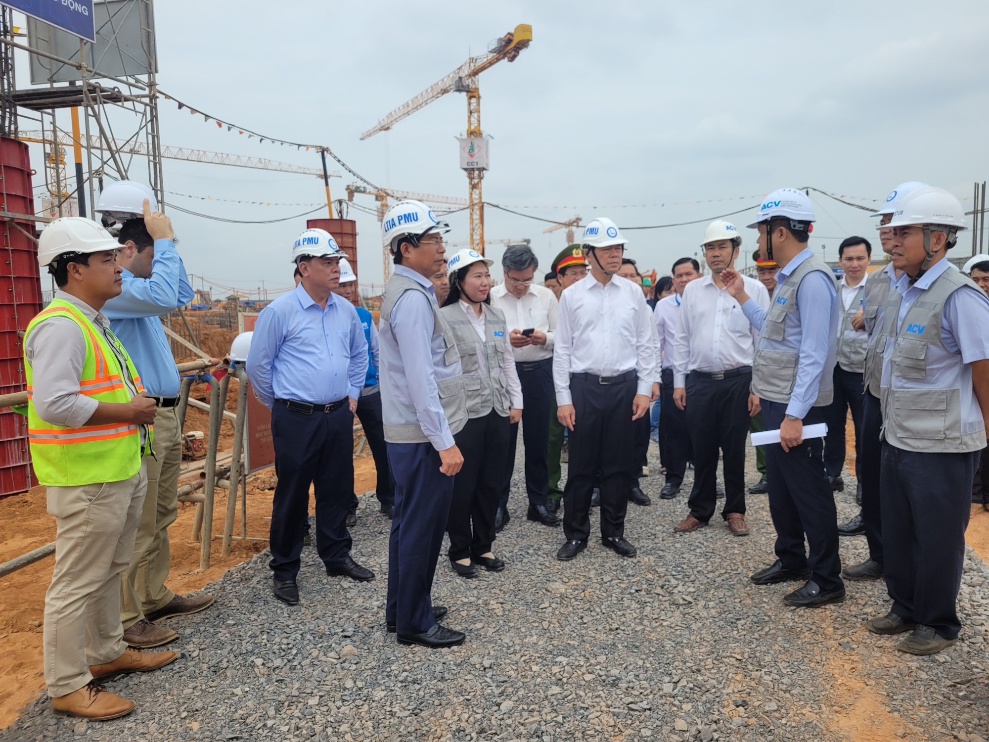 Lãnh đạo Đồng Nai thăm, tặng quà Tết cho lao động ở sân bay Long Thành- Ảnh 1. Lãnh đạo Đồng Nai thăm, tặng quà Tết cho lao động ở sân bay Long Thành- Ảnh 1.