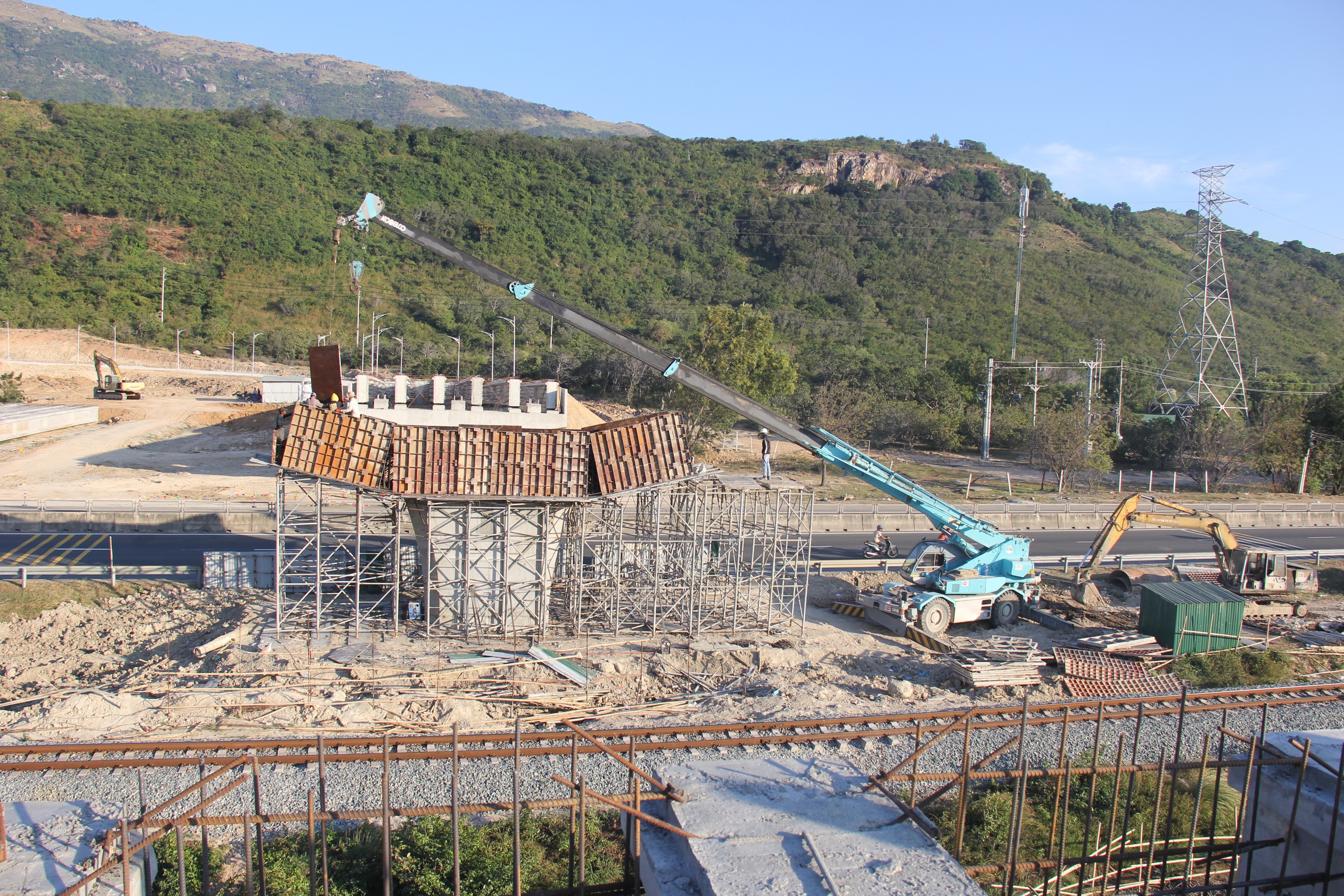 Chạy nước r&uacute;t thi c&ocirc;ng n&uacute;t giao kết nối QL1 với cao tốc Cam L&acirc;m - Vĩnh Hảo- Ảnh 2.