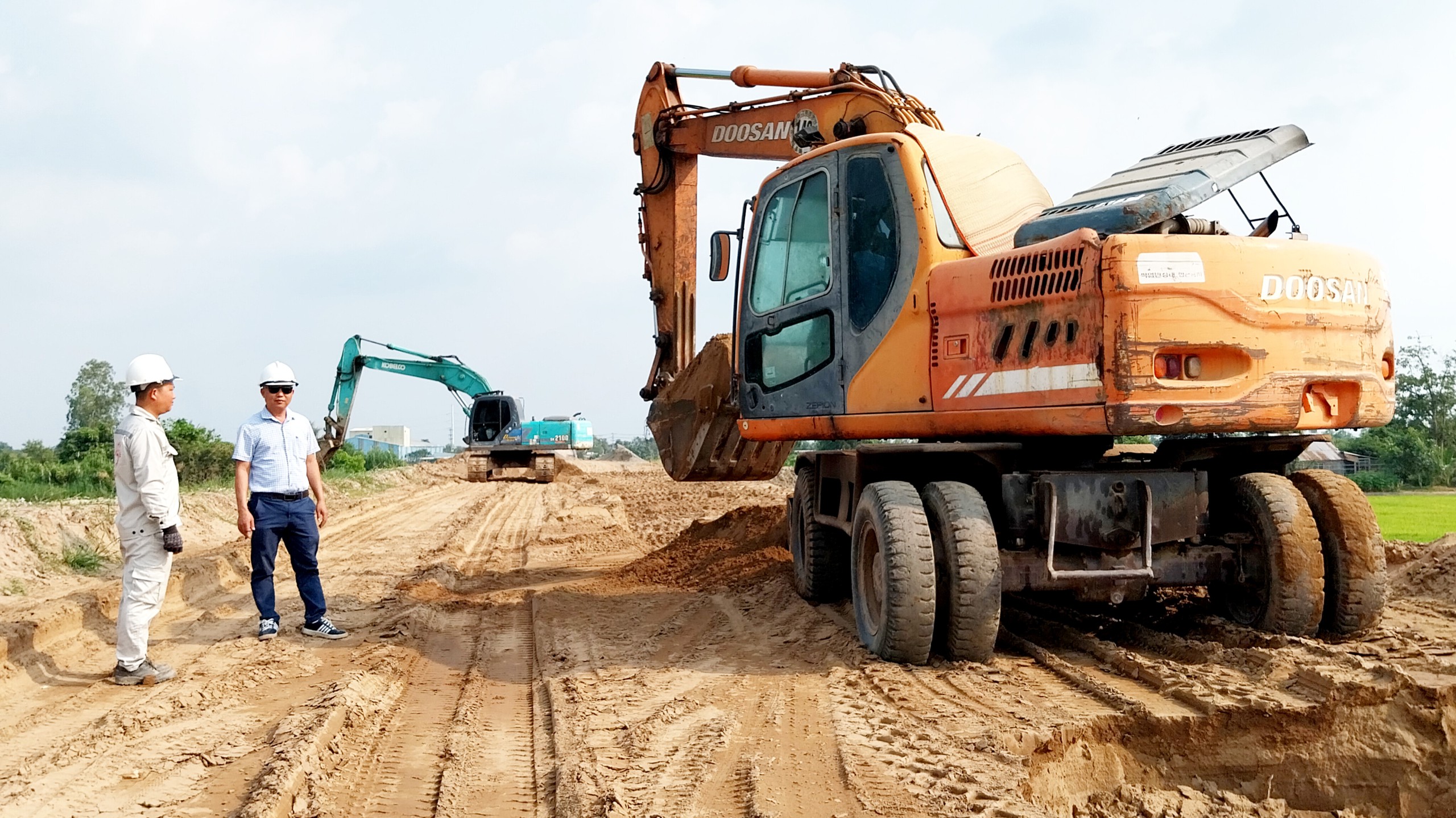 Tất bật ở tuyến tr&aacute;nh th&agrave;nh phố Long Xuy&ecirc;n những ng&agrave;y gi&aacute;p Tết- Ảnh 3.
