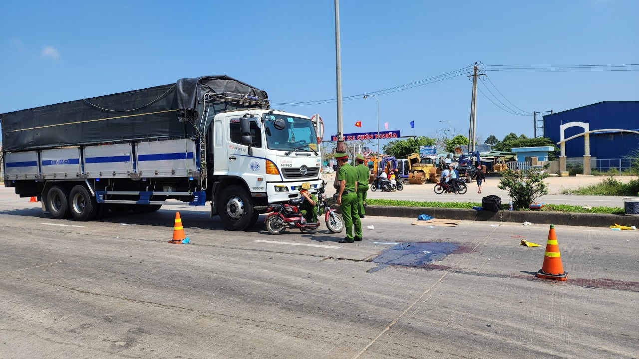 Xe &ocirc; t&ocirc; tải t&ocirc;ng xe đạp điện l&agrave;m hai học sinh thương vong tr&ecirc;n QL1- Ảnh 1.