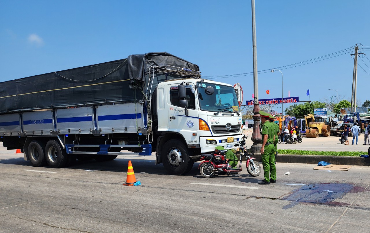 Vụ xe tải t&ocirc;ng xe đạp điện: Th&ecirc;m một học sinh tử vong- Ảnh 1.