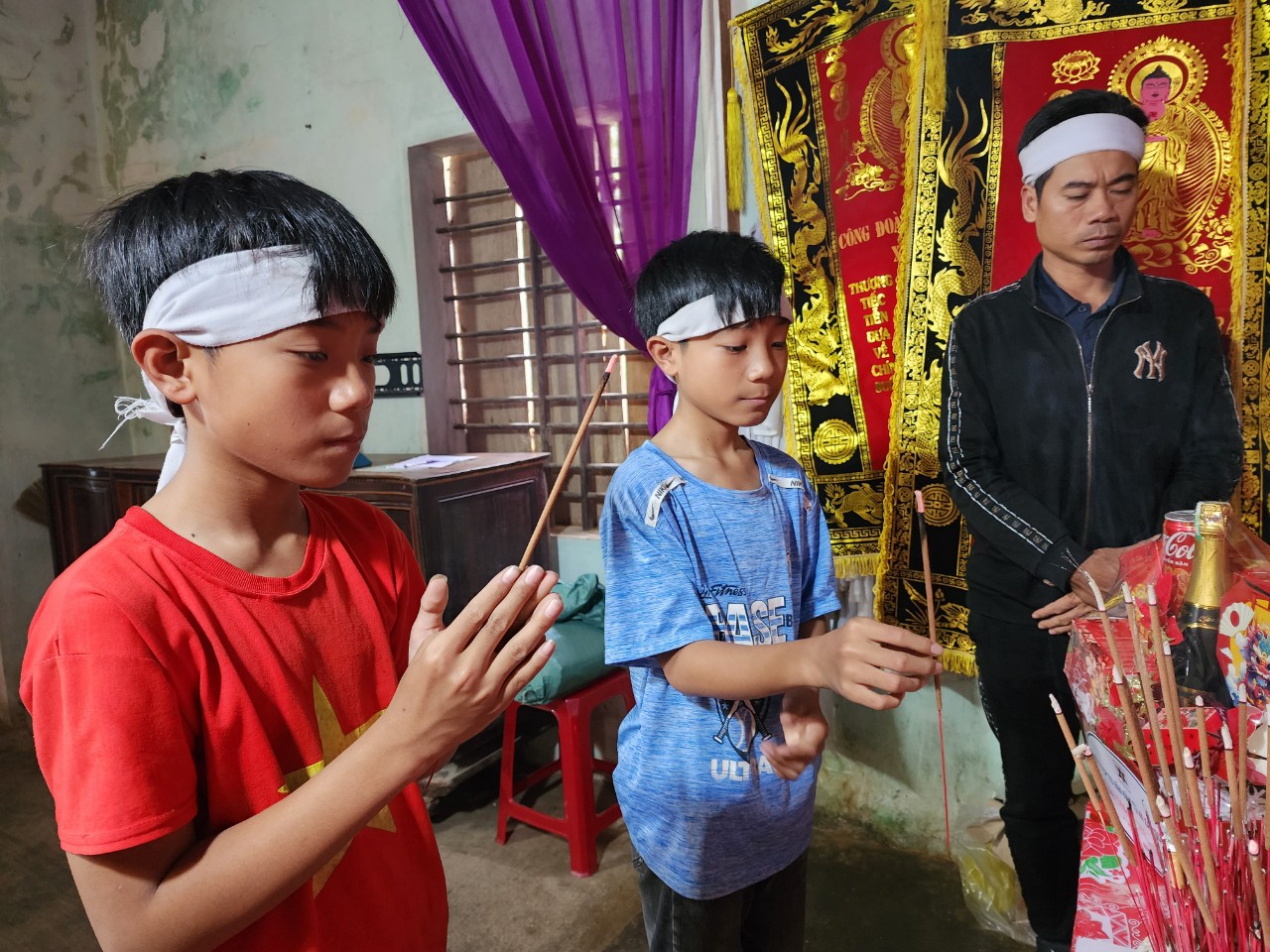 B&aacute;o Giao th&ocirc;ng trao hơn 20 triệu đồng hỗ trợ c&aacute;c gia đ&igrave;nh nạn nh&acirc;n TNGT- Ảnh 2.