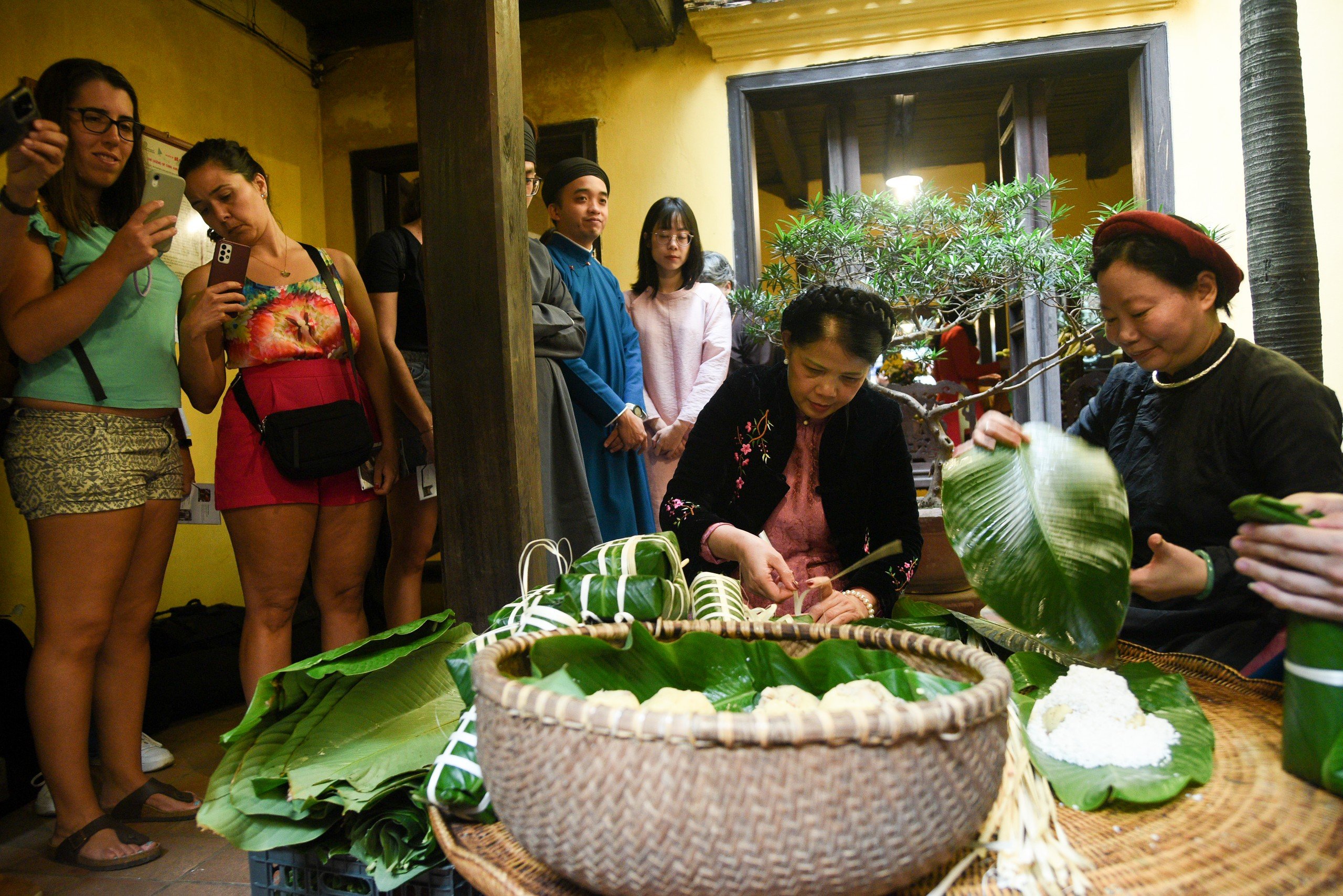Khách nước ngoài thích thú xem người Hà Nội gói bánh chưng Tết- Ảnh 7. Khách nước ngoài thích thú xem người Hà Nội gói bánh chưng Tết- Ảnh 7.