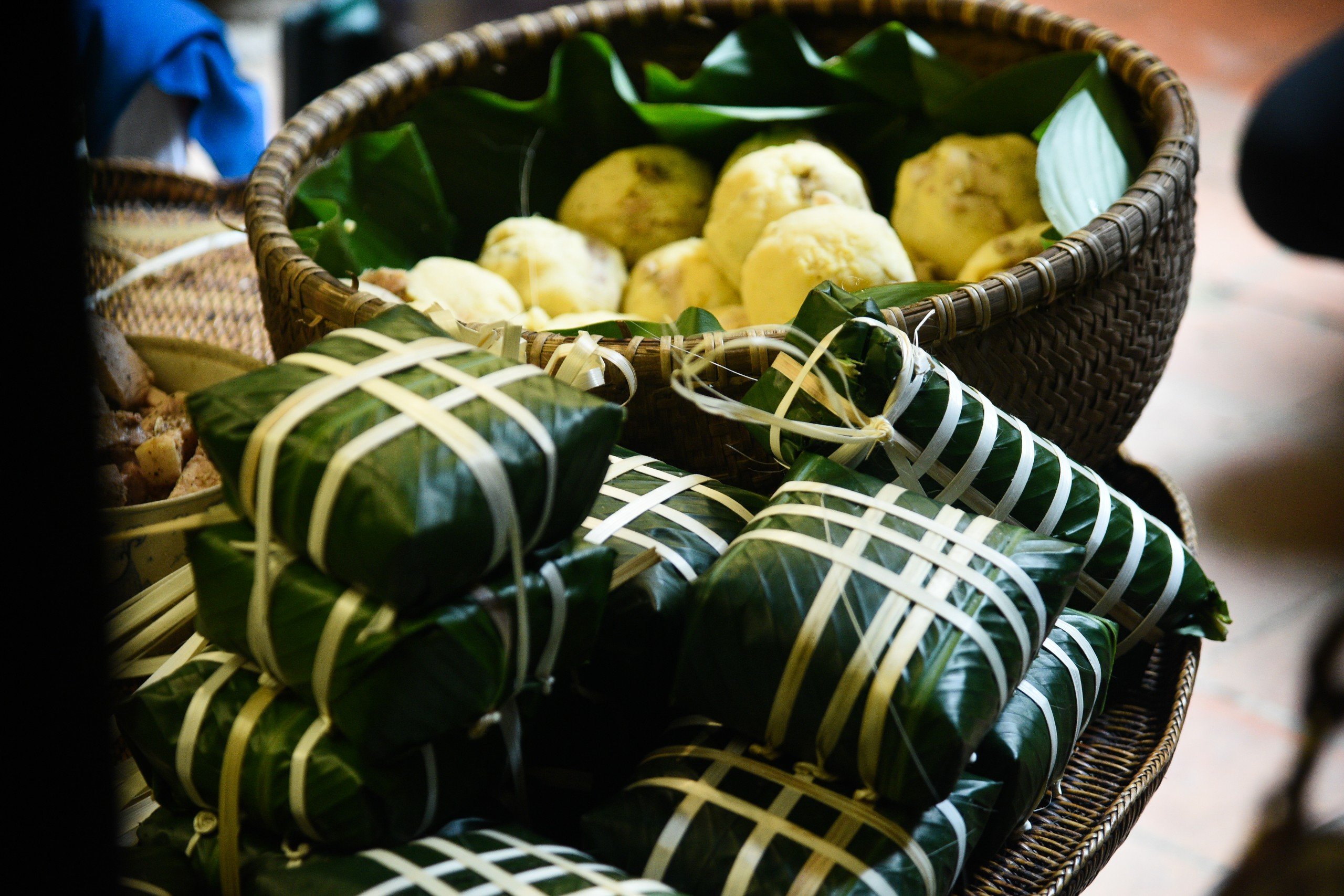 Khách nước ngoài thích thú xem người Hà Nội gói bánh chưng Tết- Ảnh 9. Khách nước ngoài thích thú xem người Hà Nội gói bánh chưng Tết- Ảnh 9.