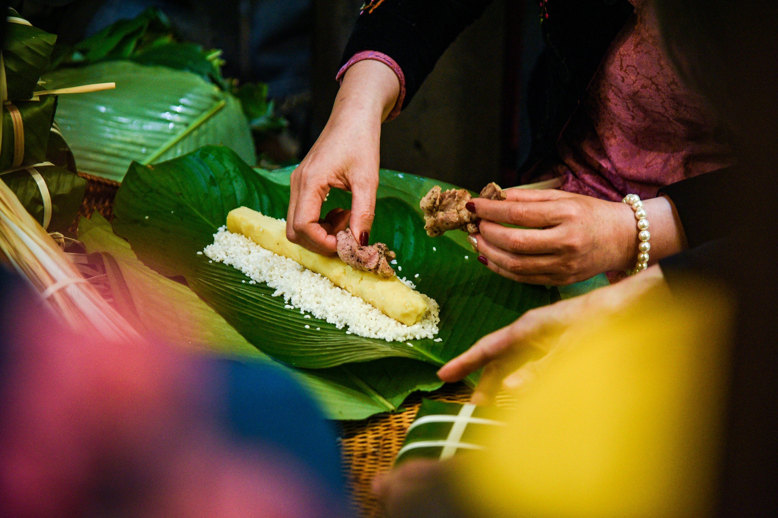 Khách nước ngoài thích thú xem người Hà Nội gói bánh chưng Tết- Ảnh 4. Khách nước ngoài thích thú xem người Hà Nội gói bánh chưng Tết- Ảnh 4.