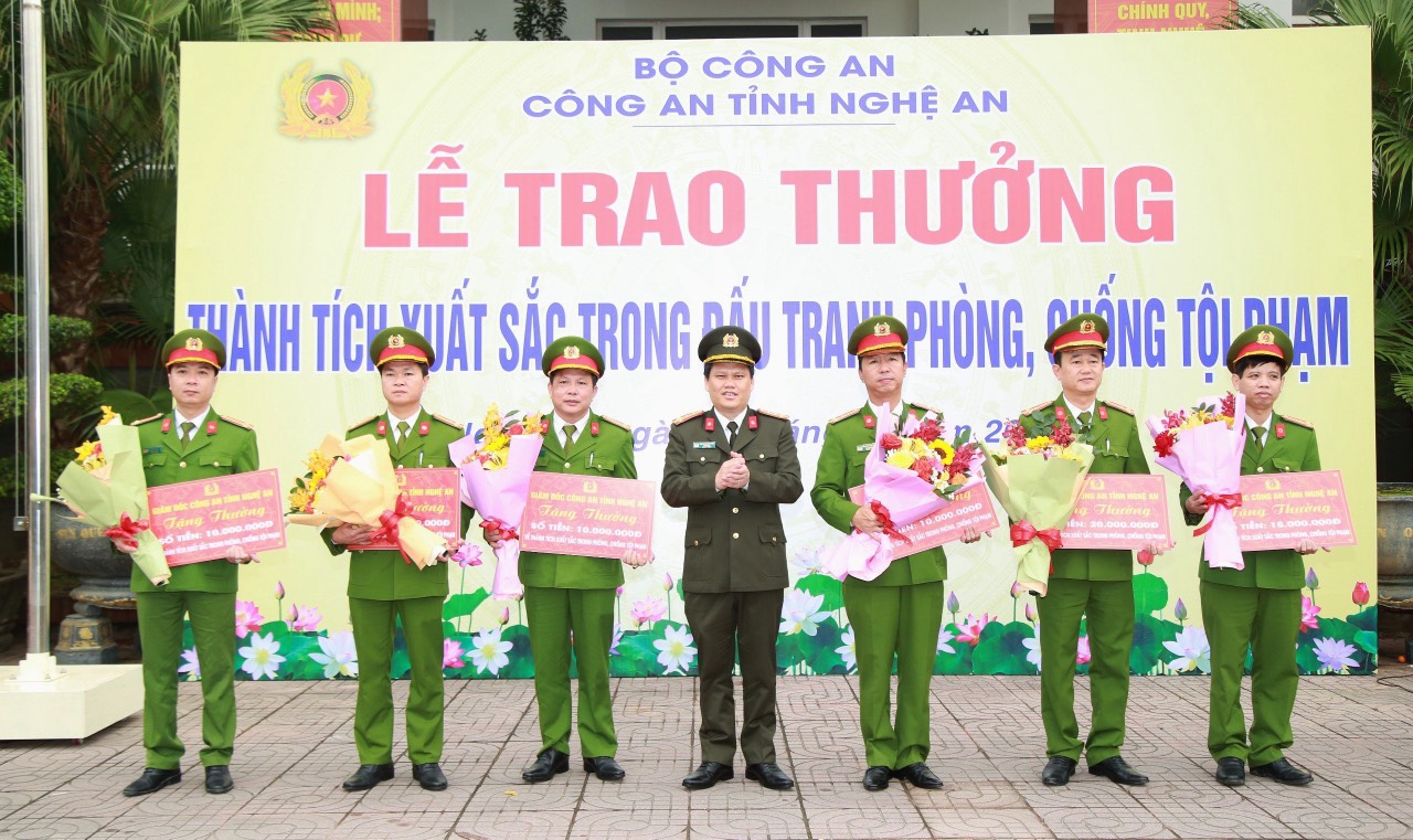 Trao thưởng c&aacute;c đơn vị xuất sắc trong vụ bắt đối tượng cầm dao cướp ng&acirc;n h&agrave;ng ở Nghệ An- Ảnh 2.