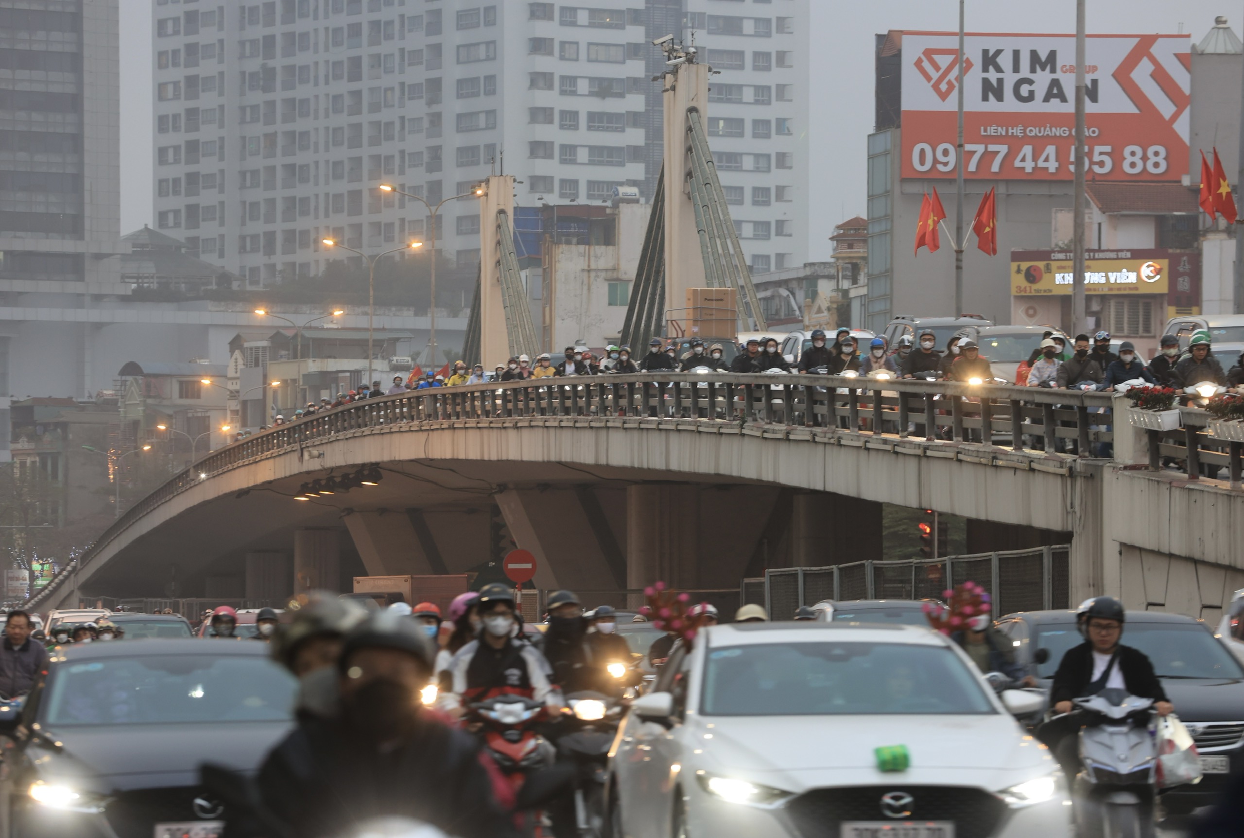 Bến xe căng m&igrave;nh đ&oacute;n kh&aacute;ch, đường phố chặt như n&ecirc;m- Ảnh 14.