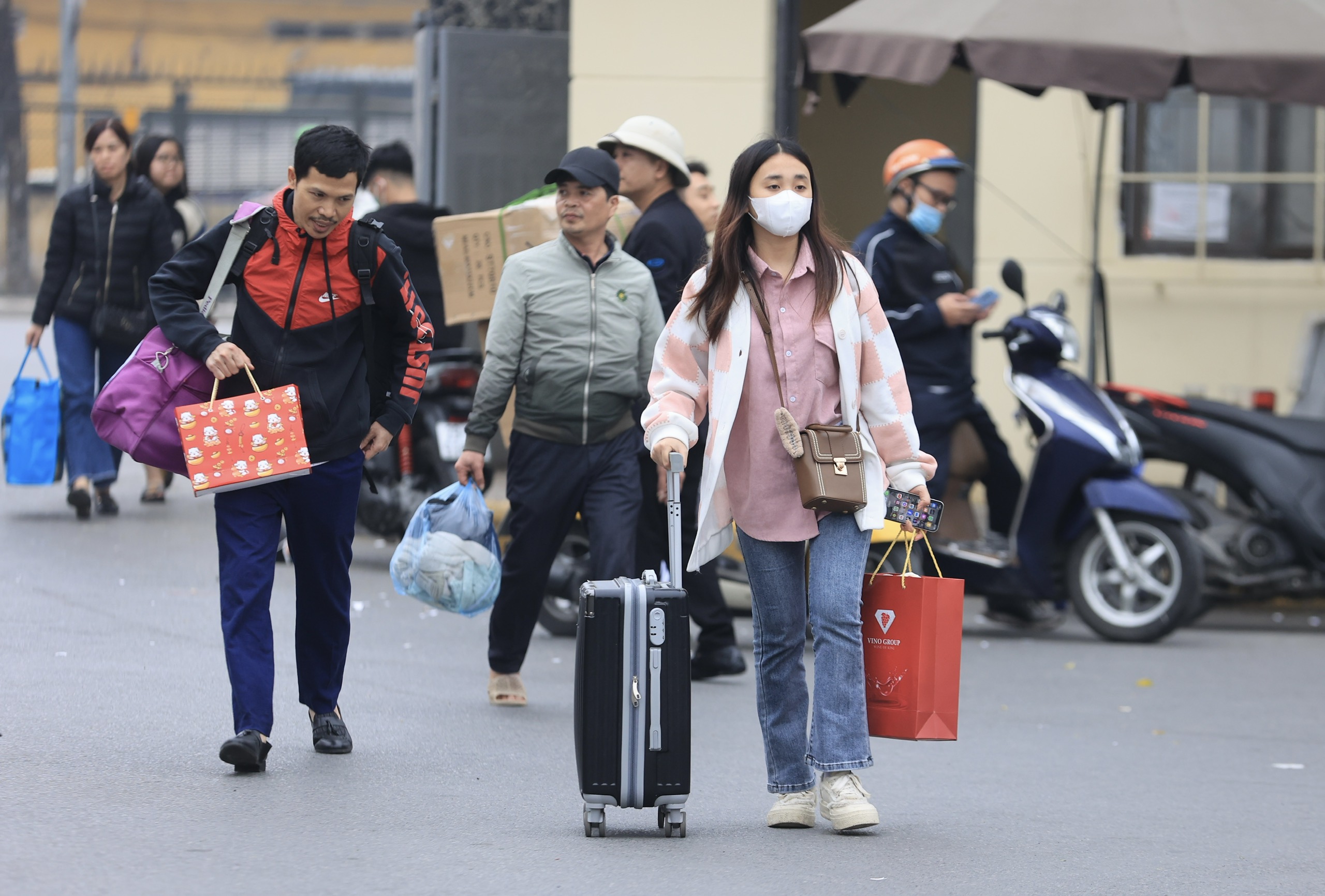 Bến xe căng m&igrave;nh đ&oacute;n kh&aacute;ch, đường phố chặt như n&ecirc;m- Ảnh 3.