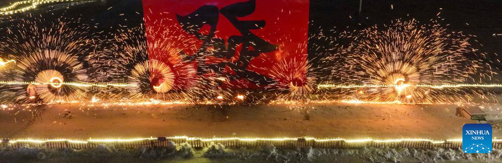 M&agrave;n biểu diễn ph&aacute;o hoa bằng sắt n&oacute;ng chảy tại lễ hội băng tuyết tỉnh H&agrave; Bắc, ph&iacute;a bắc Trung Quốc. (Ảnh: T&acirc;n Hoa X&atilde;)