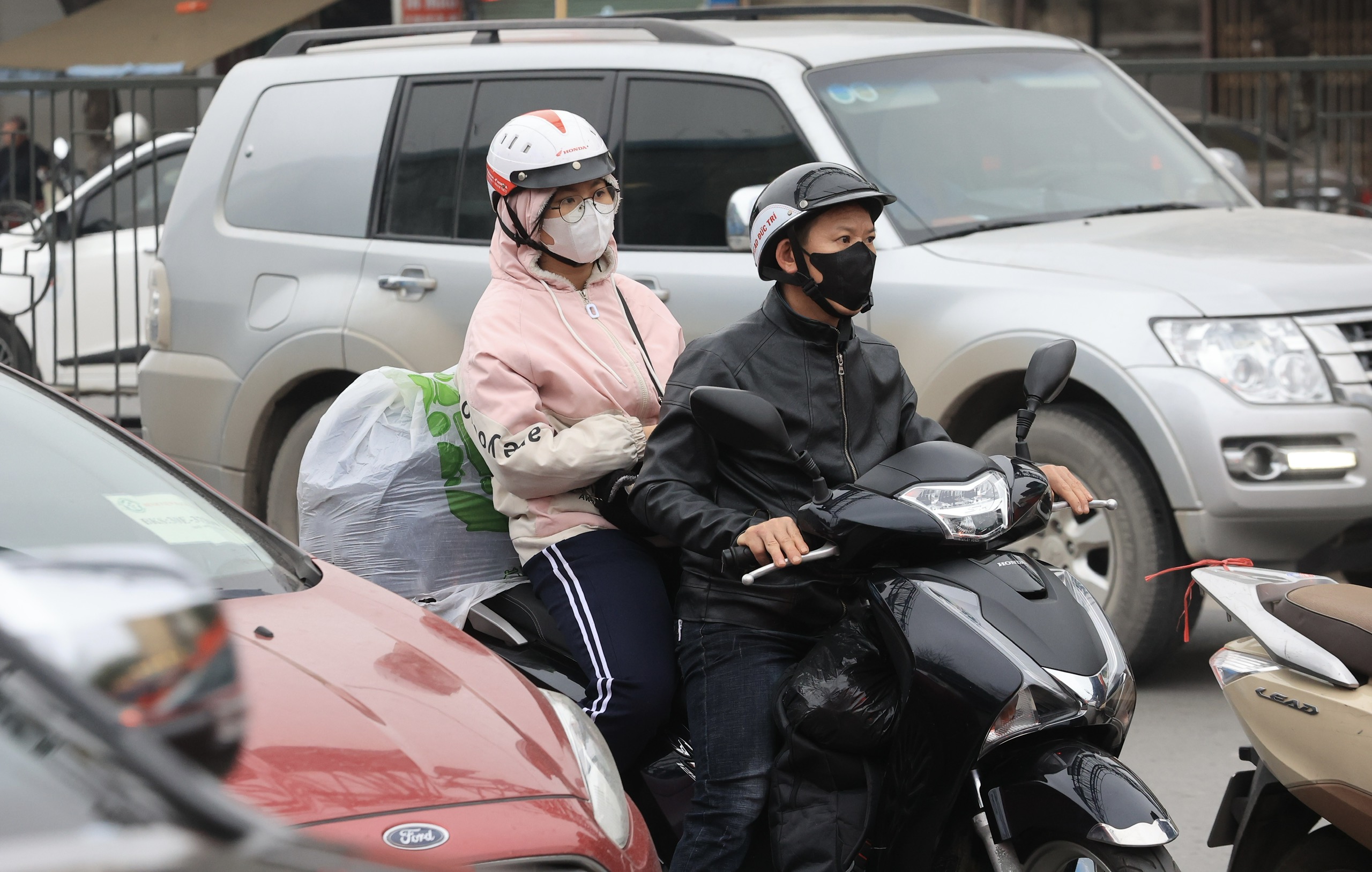 Bến xe căng m&igrave;nh đ&oacute;n kh&aacute;ch, đường phố chặt như n&ecirc;m- Ảnh 10.