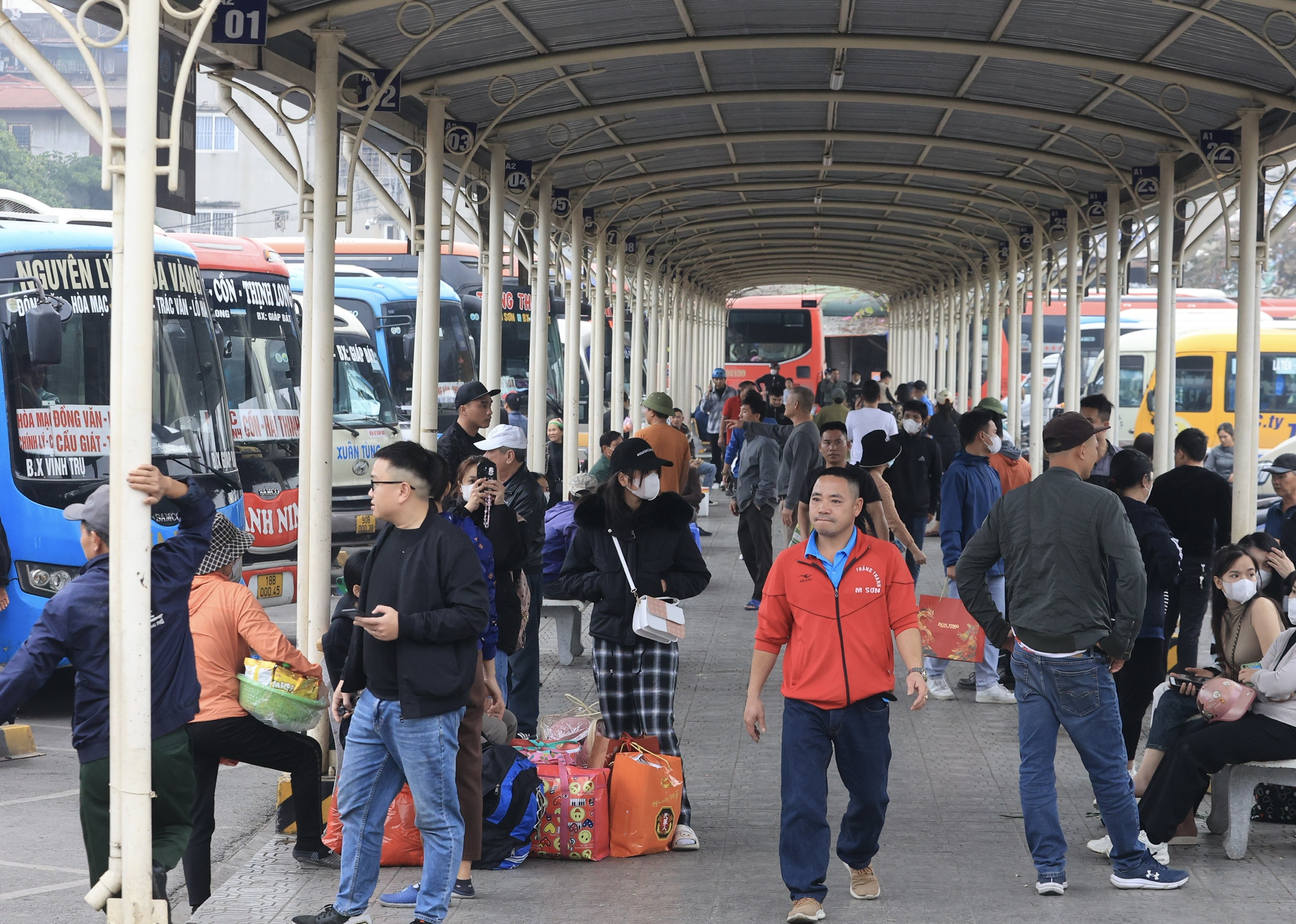 Bến xe căng m&igrave;nh đ&oacute;n kh&aacute;ch, đường phố chặt như n&ecirc;m- Ảnh 1.