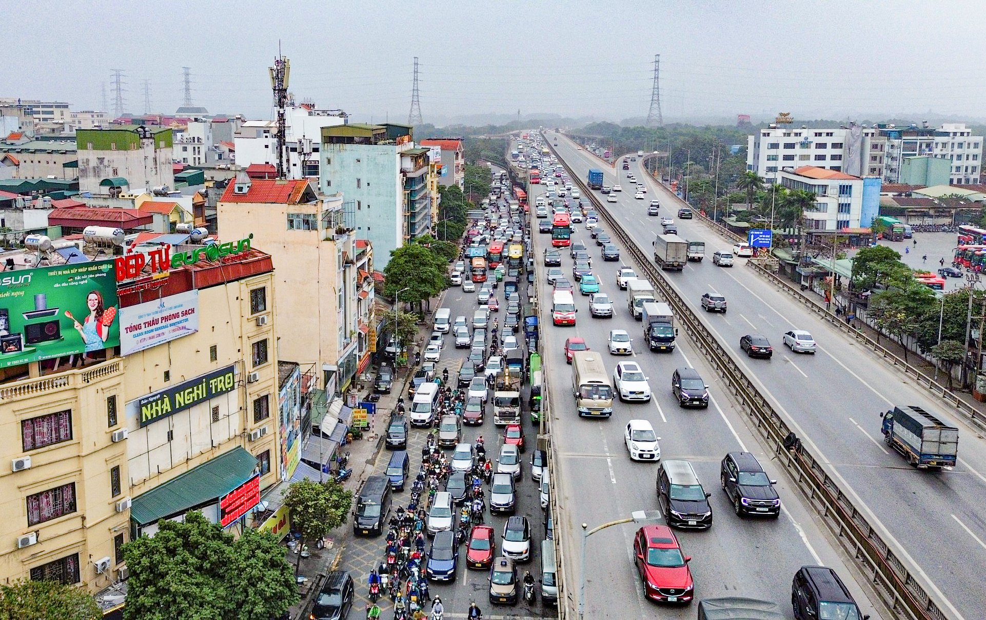 Bến xe căng m&igrave;nh đ&oacute;n kh&aacute;ch, đường phố chặt như n&ecirc;m- Ảnh 16.