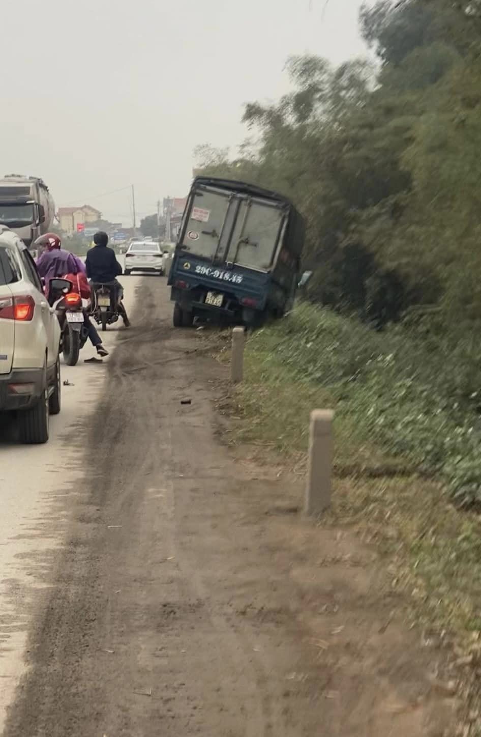 Xe m&aacute;y đấu đầu xe tải tr&ecirc;n đường đ&ecirc;, người phụ nữ b&aacute;n b&aacute;nh m&igrave; tử vong- Ảnh 3.