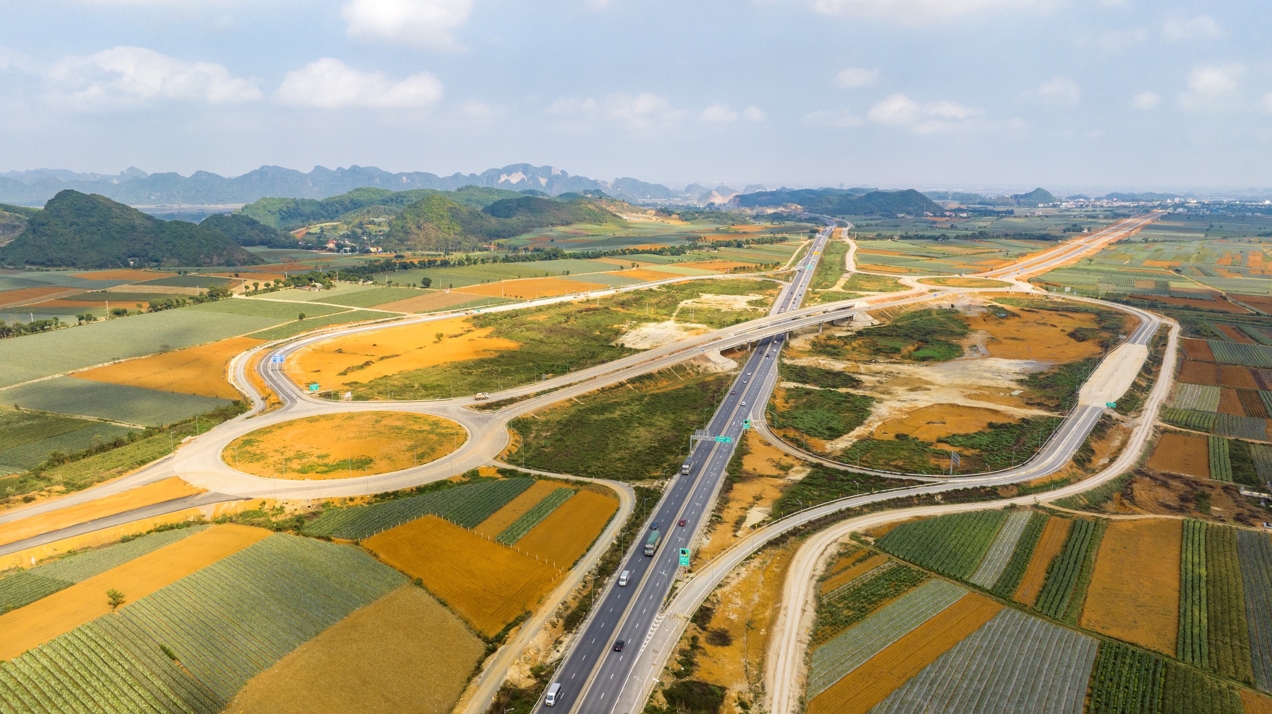 Cao tốc Mai Sơn - QL45 n&acirc;ng tốc độ, chuẩn bị đưa v&agrave;o khai th&aacute;c một n&uacute;t giao lớn- Ảnh 2.