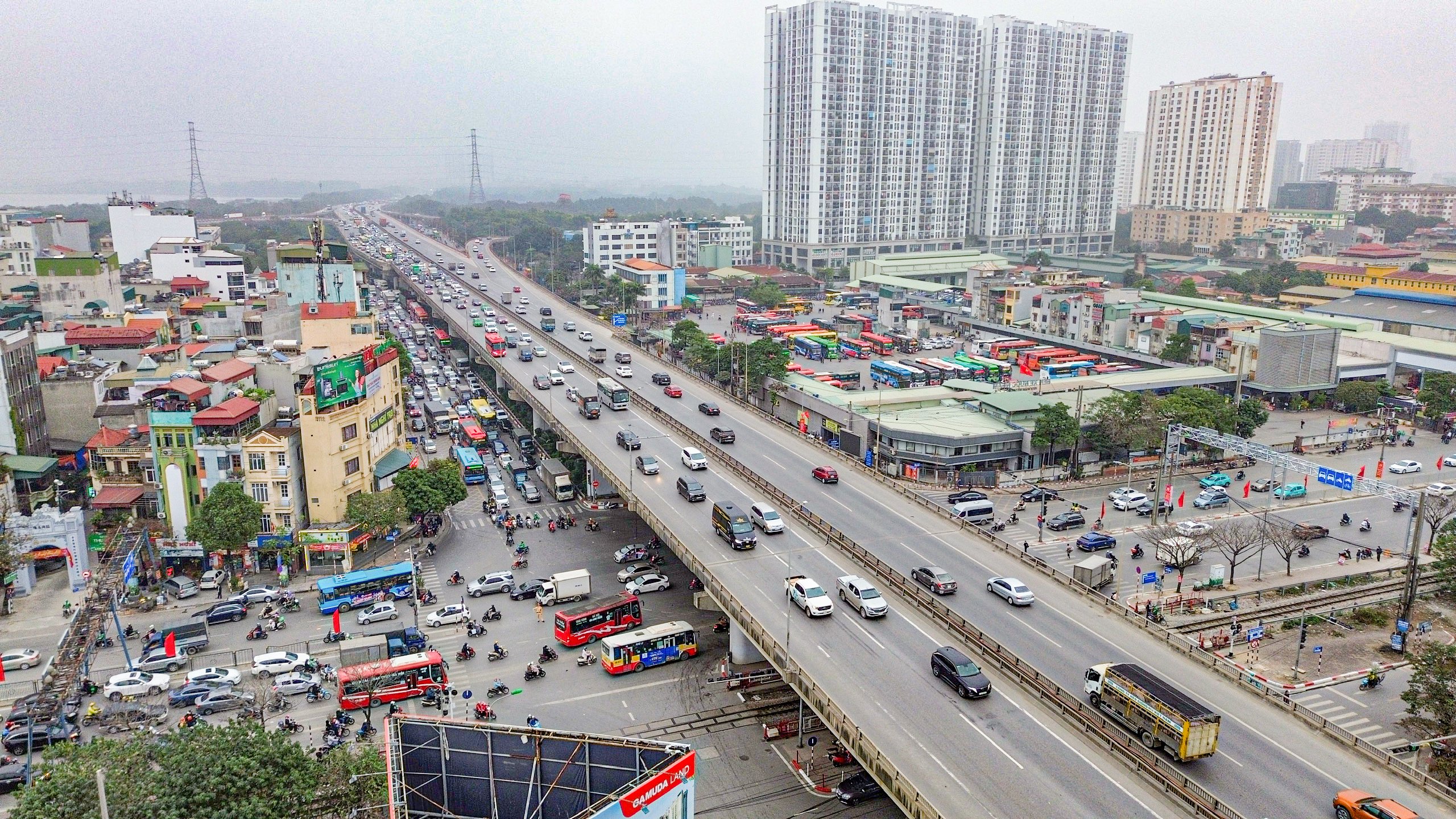 Bến xe căng m&igrave;nh đ&oacute;n kh&aacute;ch, đường phố chặt như n&ecirc;m- Ảnh 15.