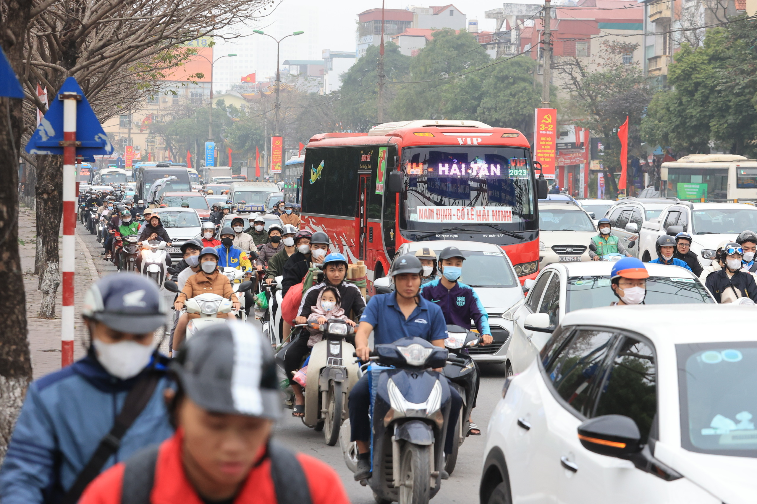 Bến xe căng m&igrave;nh đ&oacute;n kh&aacute;ch, đường phố chặt như n&ecirc;m- Ảnh 9.