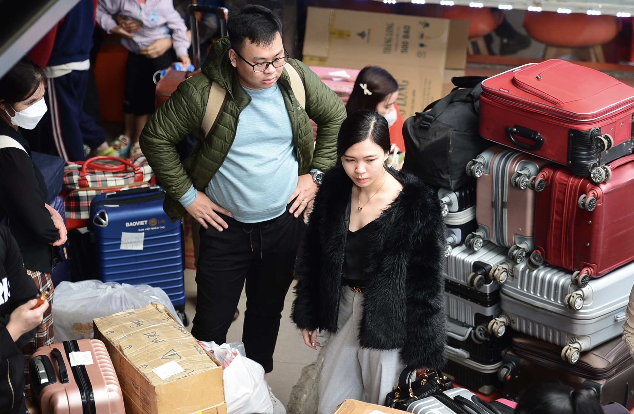 Bến xe căng m&igrave;nh đ&oacute;n kh&aacute;ch, đường phố chặt như n&ecirc;m- Ảnh 7.