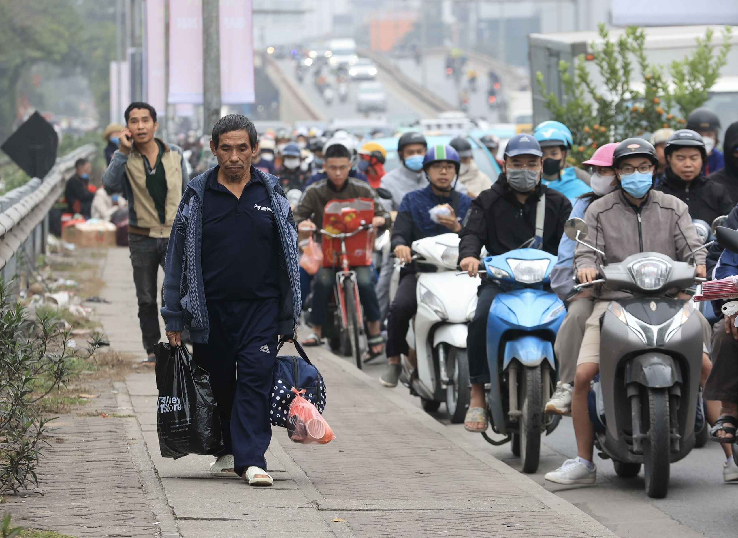 Bến xe căng m&igrave;nh đ&oacute;n kh&aacute;ch, đường phố chặt như n&ecirc;m- Ảnh 12.