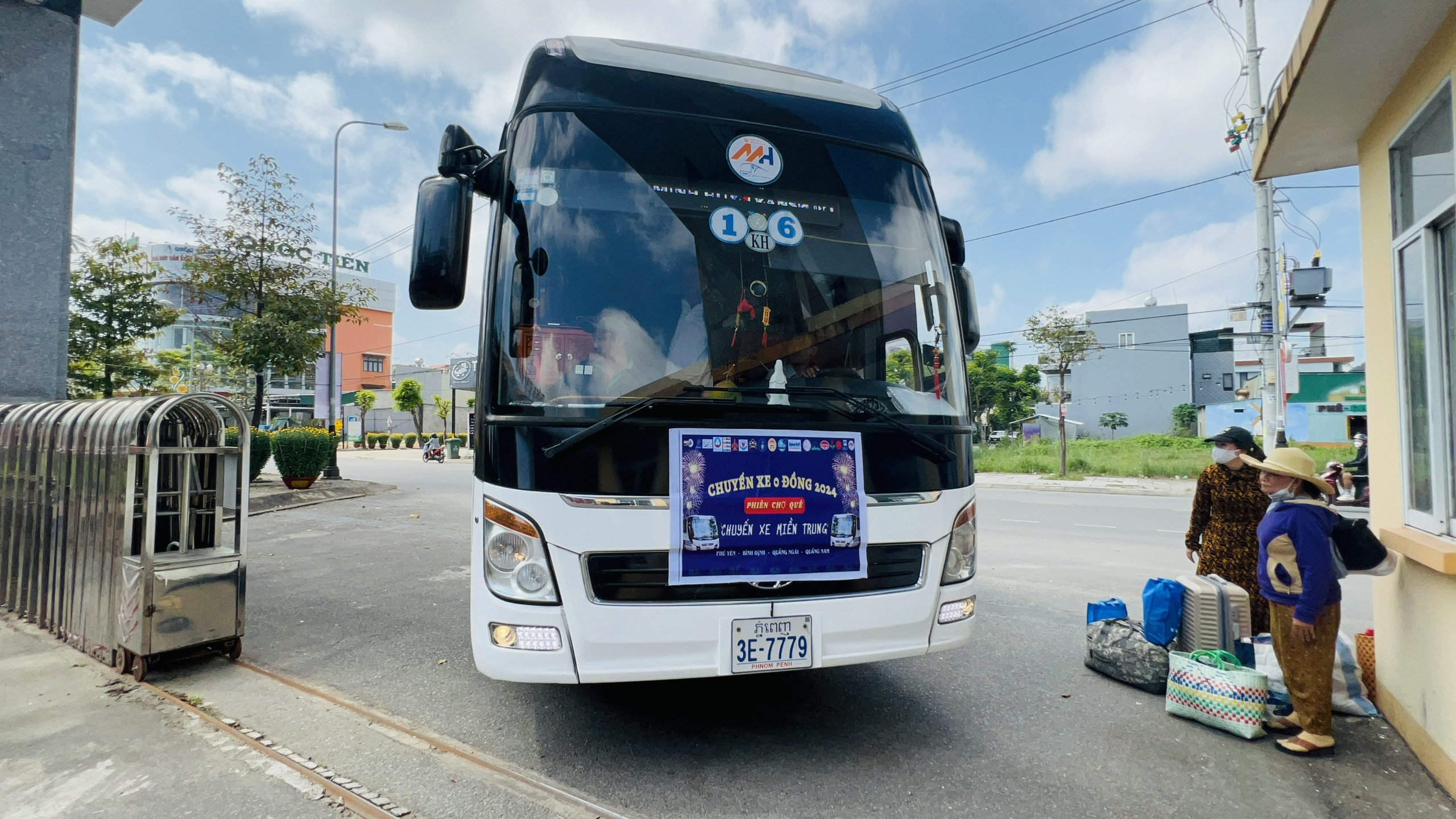 H&agrave;ng trăm người b&aacute;n h&agrave;ng rong, v&eacute; số về qu&ecirc; đ&oacute;n Tết bằng chuyến xe 0 đồng- Ảnh 4.