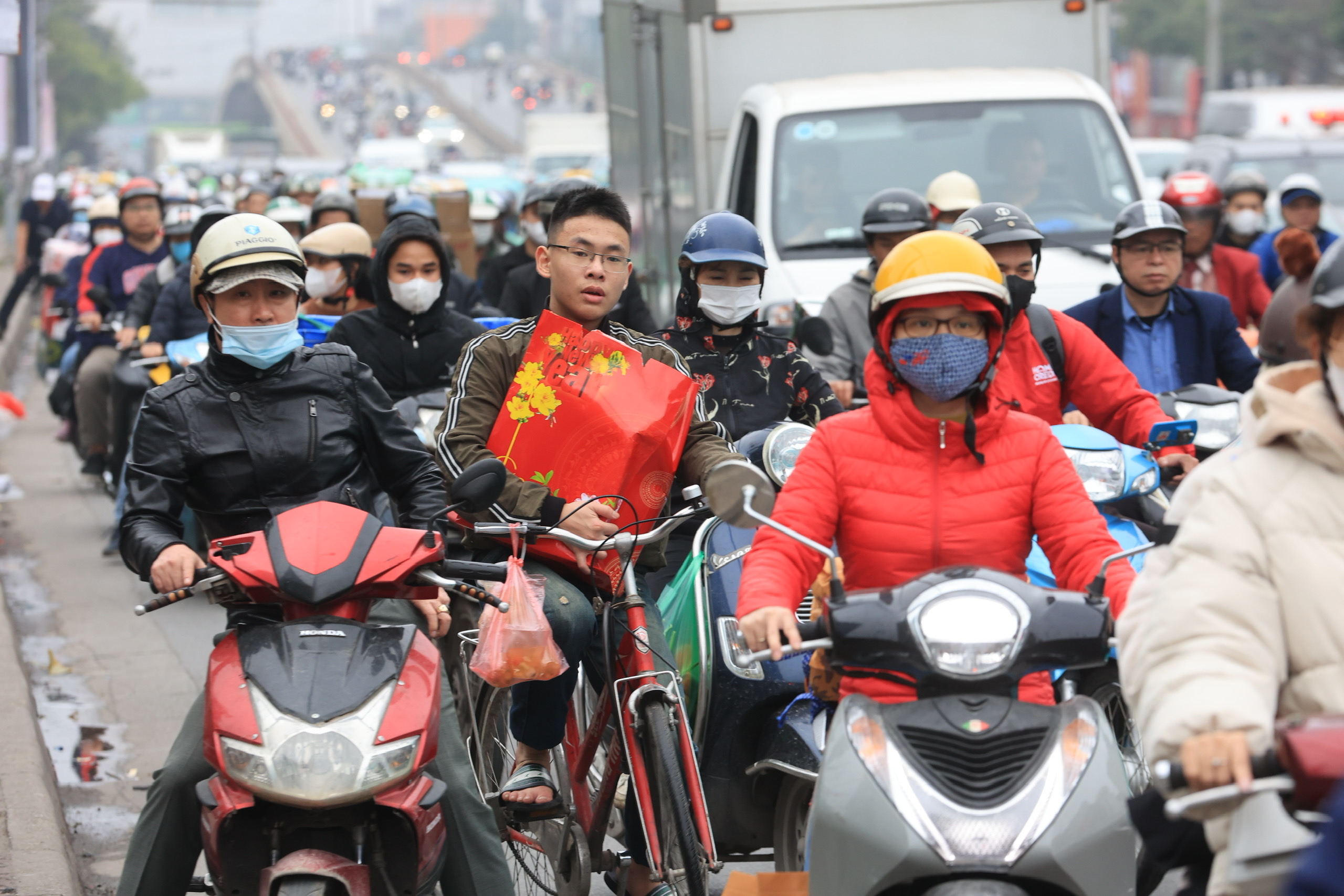 Bến xe căng m&igrave;nh đ&oacute;n kh&aacute;ch, đường phố chặt như n&ecirc;m- Ảnh 13.