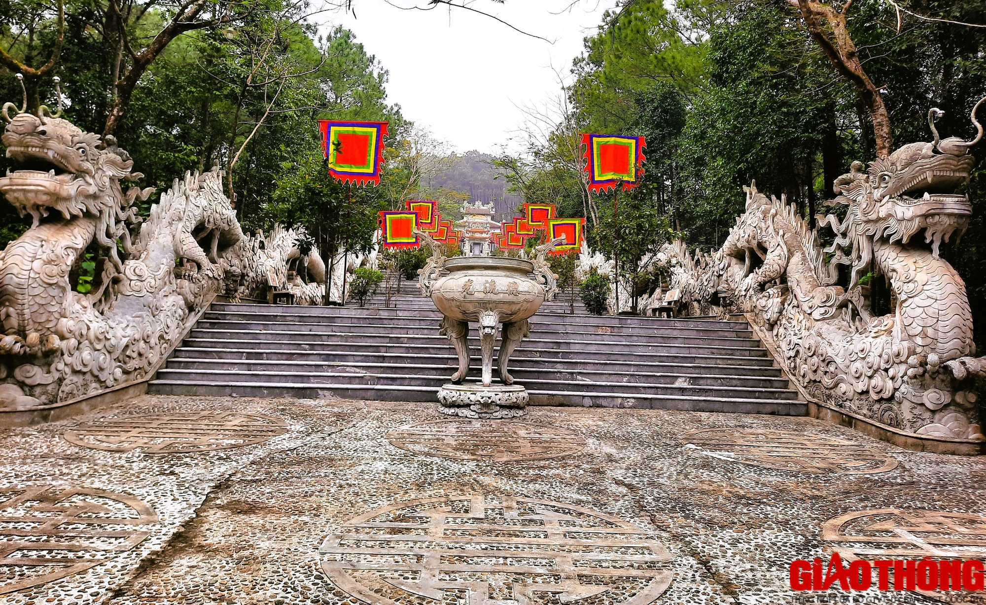 Tận thấy đôi rồng xác lập kỷ lục dài nhất Việt Nam trên núi Ngũ Phong 15 năm trước- Ảnh 2. Tận thấy đôi rồng xác lập kỷ lục dài nhất Việt Nam trên núi Ngũ Phong 15 năm trước- Ảnh 2.