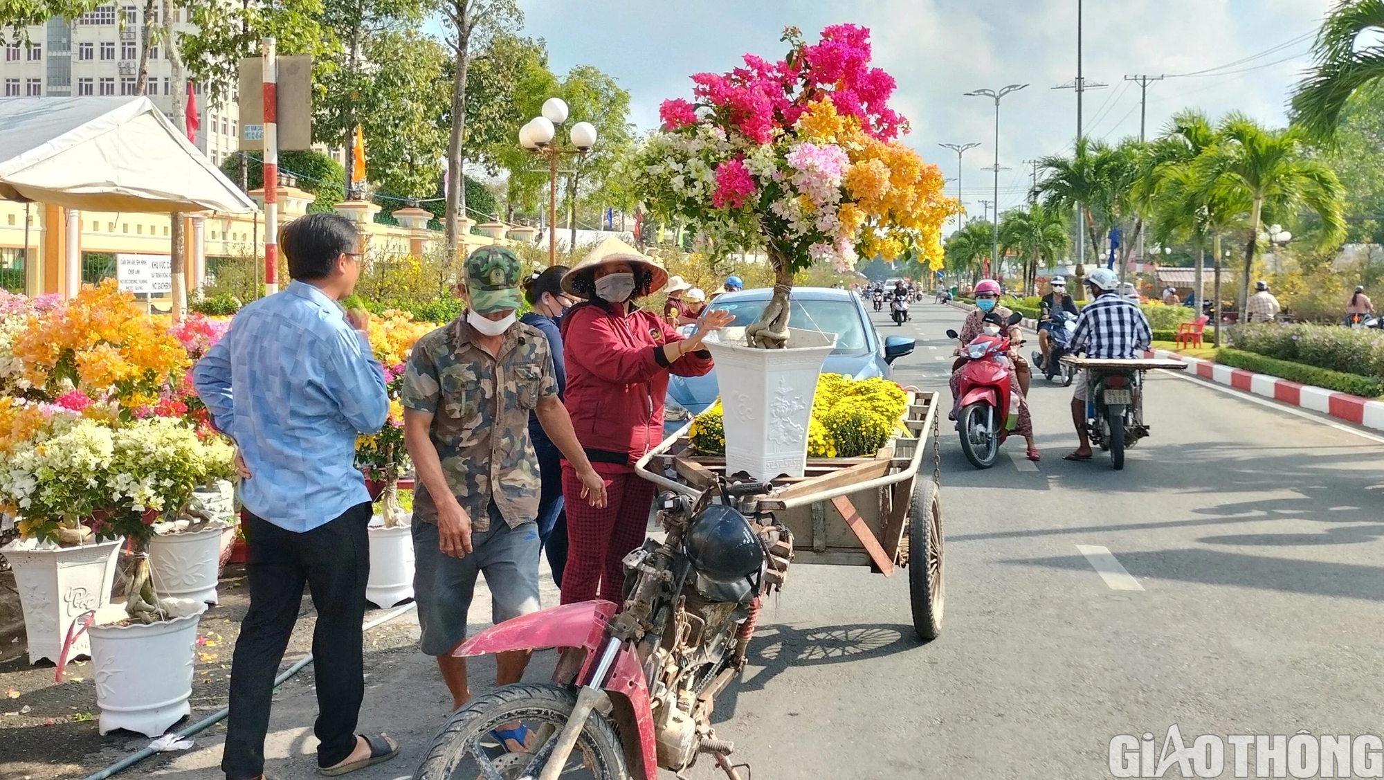 Dịch vụ chở thu&ecirc; hoa kiểng ở Bạc Li&ecirc;u ăn n&ecirc;n l&agrave;m ra dịp Tết- Ảnh 3.