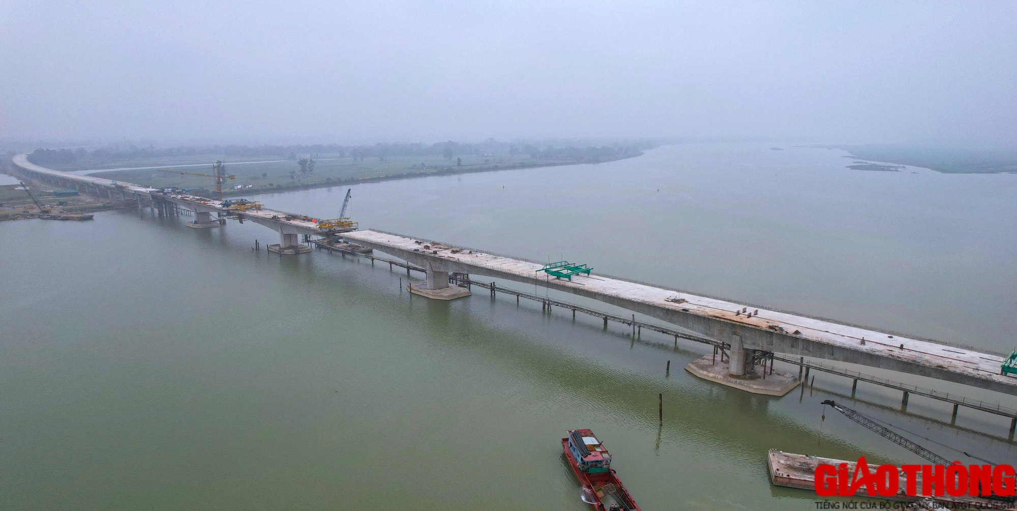 Hình hài cầu vượt sông dài nhất trên cao tốc Bắc - Nam những ngày cận Tết- Ảnh 1. Hình hài cầu vượt sông dài nhất trên cao tốc Bắc - Nam những ngày cận Tết- Ảnh 1.