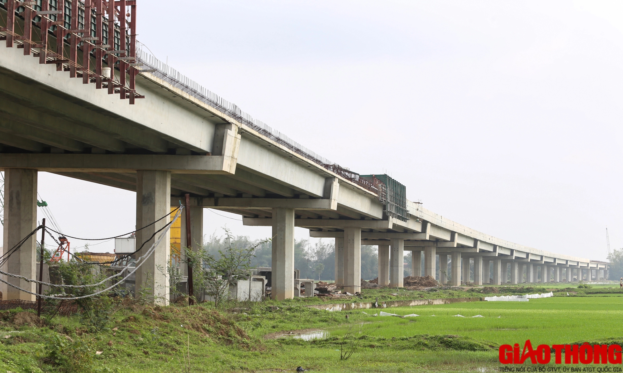 Hình hài cầu vượt sông dài nhất trên cao tốc Bắc - Nam những ngày cận Tết- Ảnh 2. Hình hài cầu vượt sông dài nhất trên cao tốc Bắc - Nam những ngày cận Tết- Ảnh 2.