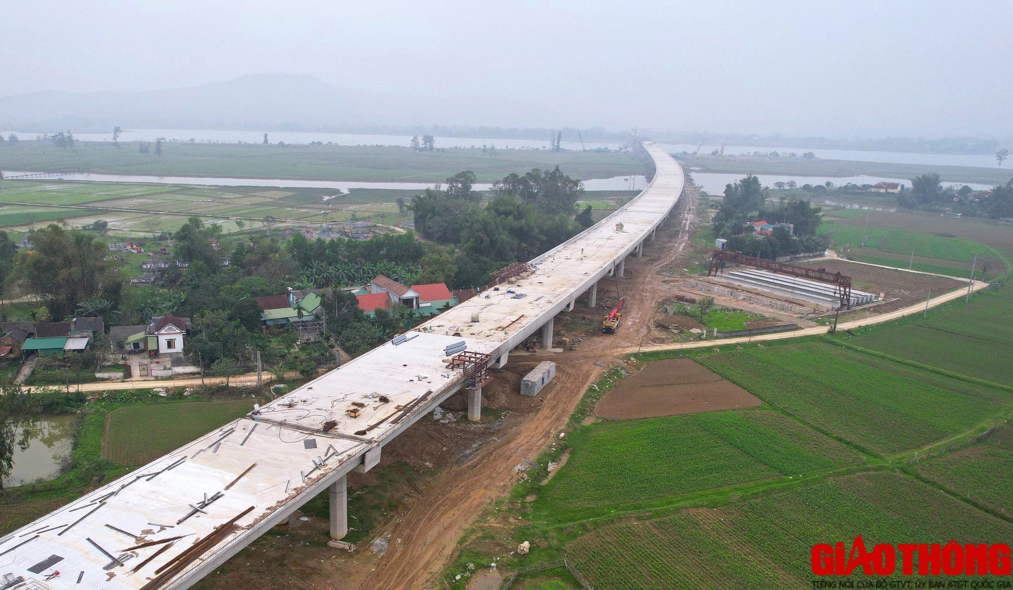 Hình hài cầu vượt sông dài nhất trên cao tốc Bắc - Nam những ngày cận Tết- Ảnh 3. Hình hài cầu vượt sông dài nhất trên cao tốc Bắc - Nam những ngày cận Tết- Ảnh 3.