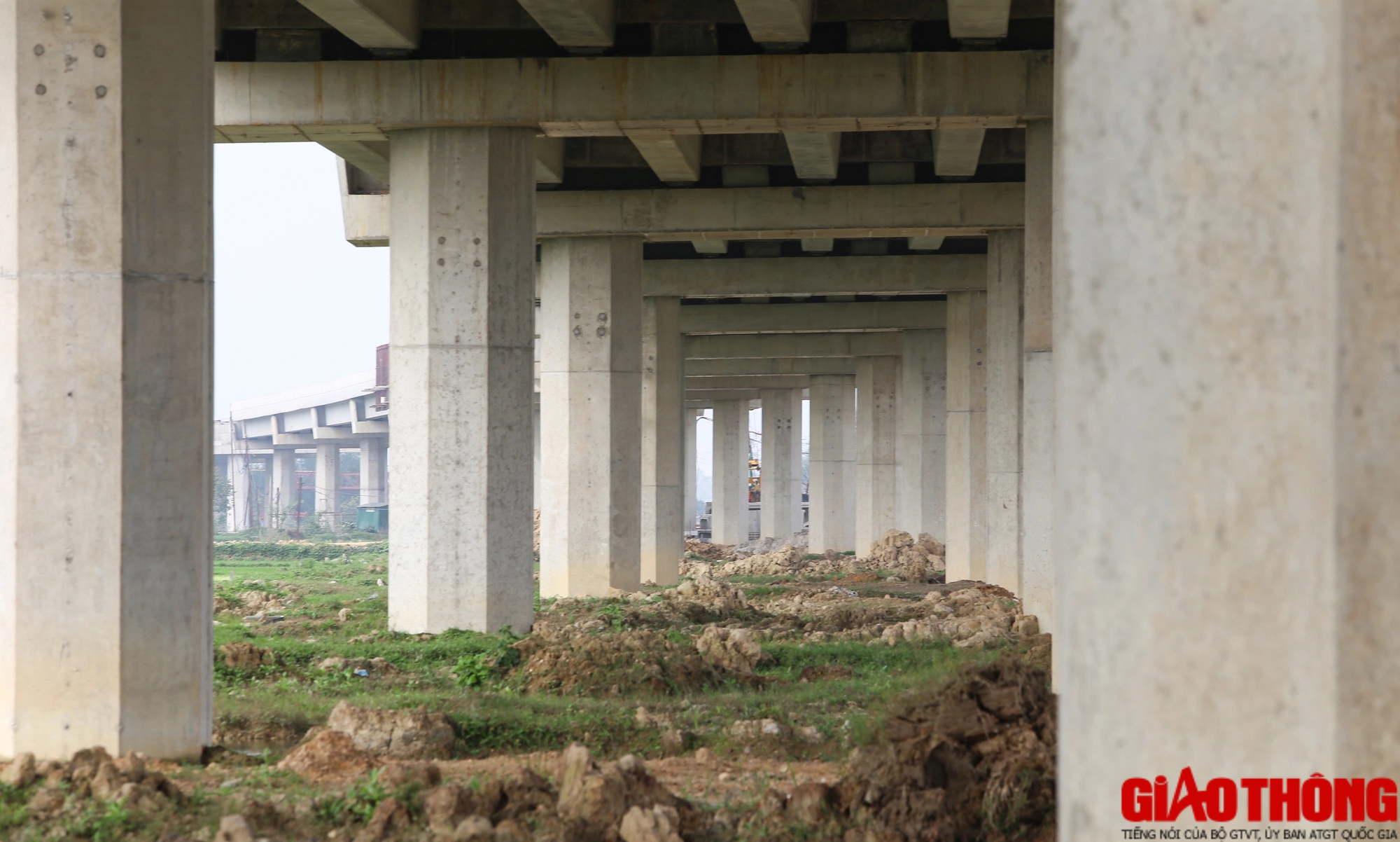 Hình hài cầu vượt sông dài nhất trên cao tốc Bắc - Nam những ngày cận Tết- Ảnh 4. Hình hài cầu vượt sông dài nhất trên cao tốc Bắc - Nam những ngày cận Tết- Ảnh 4.