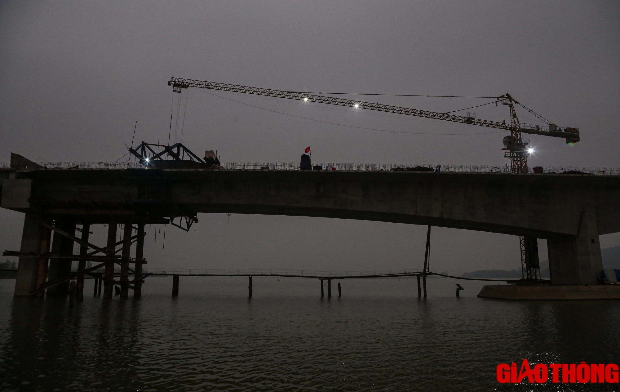 Hình hài cầu vượt sông dài nhất trên cao tốc Bắc - Nam những ngày cận Tết- Ảnh 5. Hình hài cầu vượt sông dài nhất trên cao tốc Bắc - Nam những ngày cận Tết- Ảnh 5.