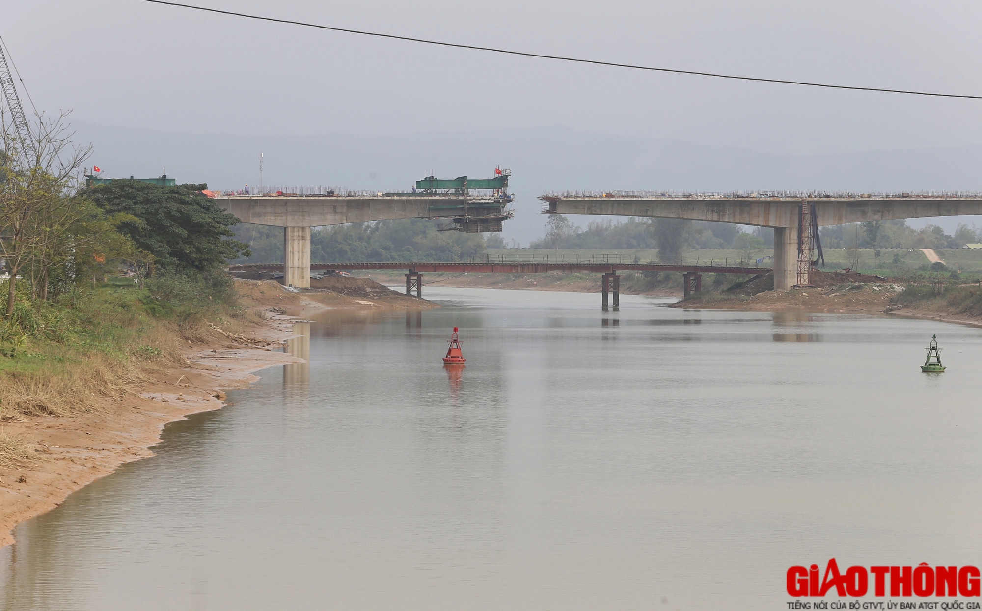 Hình hài cầu vượt sông dài nhất trên cao tốc Bắc - Nam những ngày cận Tết- Ảnh 7. Hình hài cầu vượt sông dài nhất trên cao tốc Bắc - Nam những ngày cận Tết- Ảnh 7.