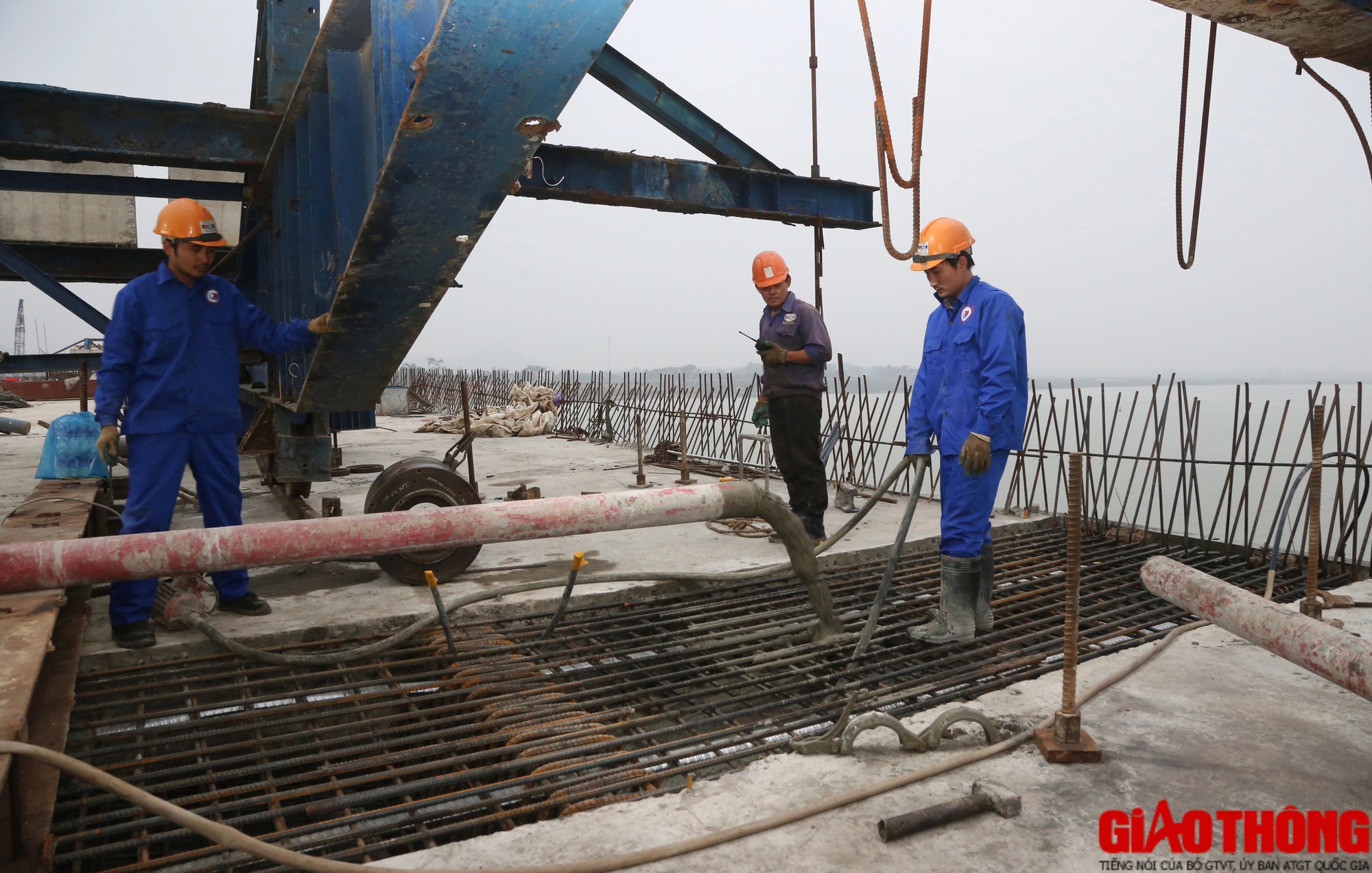 Hình hài cầu vượt sông dài nhất trên cao tốc Bắc - Nam những ngày cận Tết- Ảnh 8. Hình hài cầu vượt sông dài nhất trên cao tốc Bắc - Nam những ngày cận Tết- Ảnh 8.