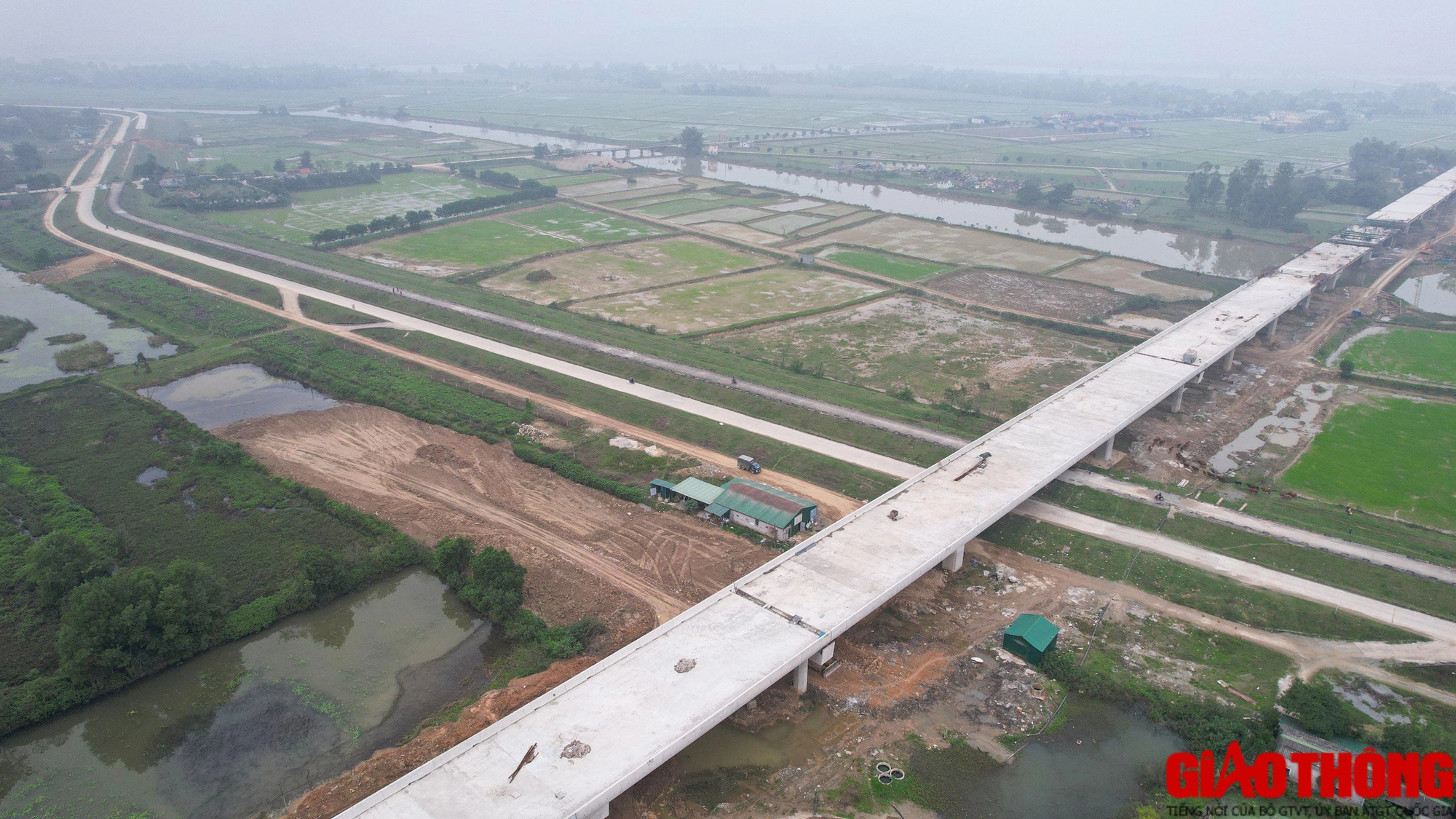 Hình hài cầu vượt sông dài nhất trên cao tốc Bắc - Nam những ngày cận Tết- Ảnh 11. Hình hài cầu vượt sông dài nhất trên cao tốc Bắc - Nam những ngày cận Tết- Ảnh 11.