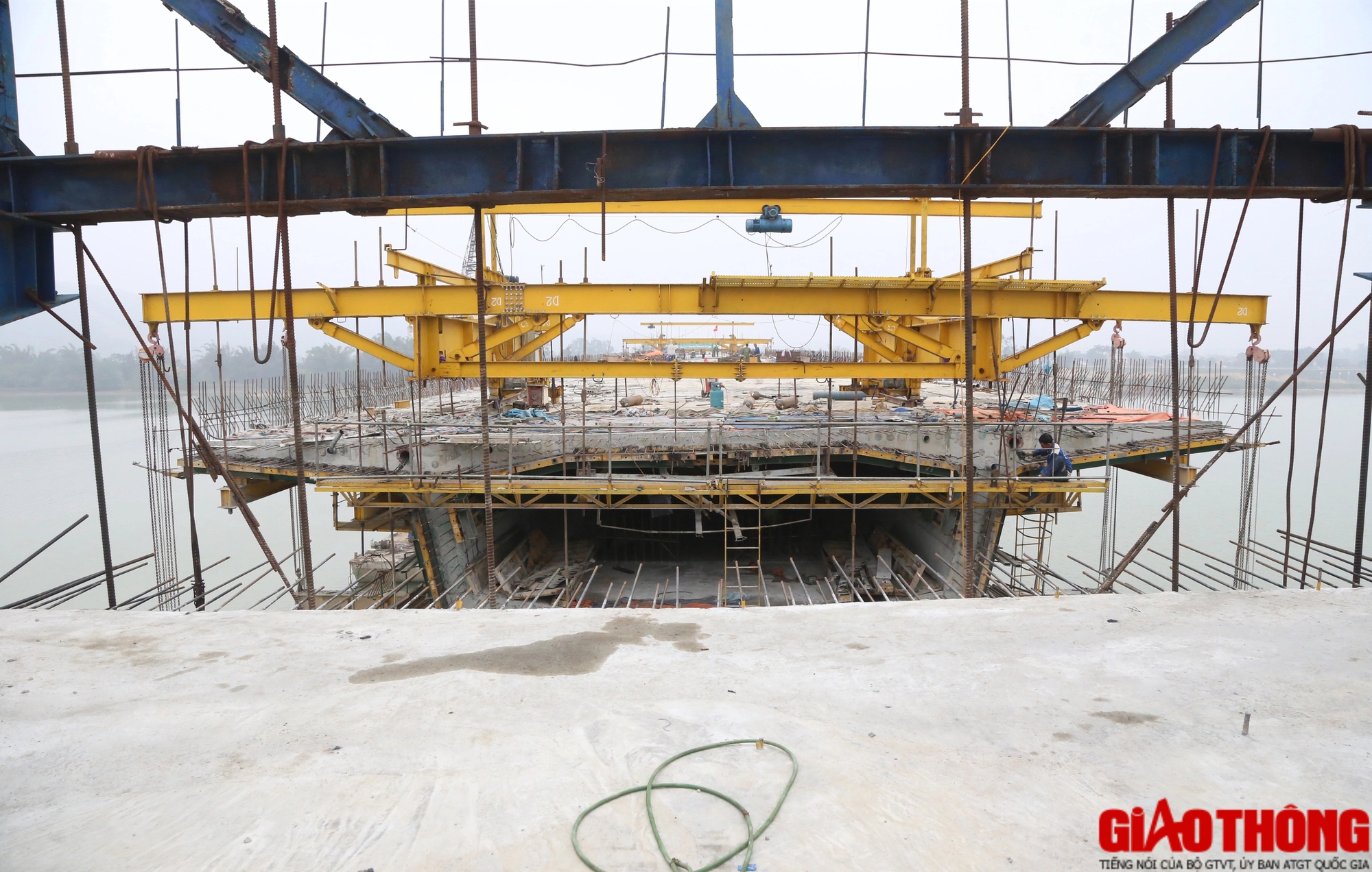 Hình hài cầu vượt sông dài nhất trên cao tốc Bắc - Nam những ngày cận Tết- Ảnh 12. Hình hài cầu vượt sông dài nhất trên cao tốc Bắc - Nam những ngày cận Tết- Ảnh 12.