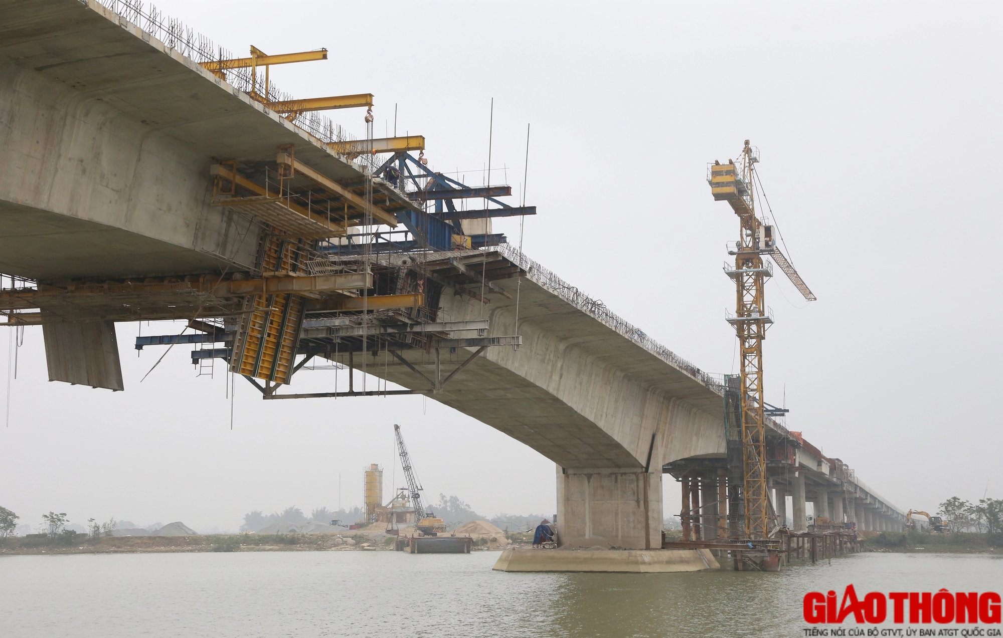 Hình hài cầu vượt sông dài nhất trên cao tốc Bắc - Nam những ngày cận Tết- Ảnh 14. Hình hài cầu vượt sông dài nhất trên cao tốc Bắc - Nam những ngày cận Tết- Ảnh 14.